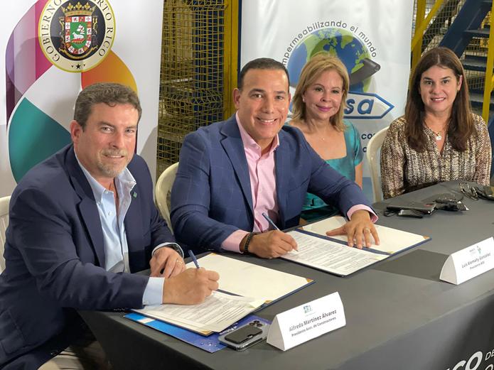 El presidente del Banco de Desarrollo Económico, Luis Alemañy, y el presidente de la Asociación de Constructores, Alfredo Martínez Álvarez, firman el acuerdo colaborativo.