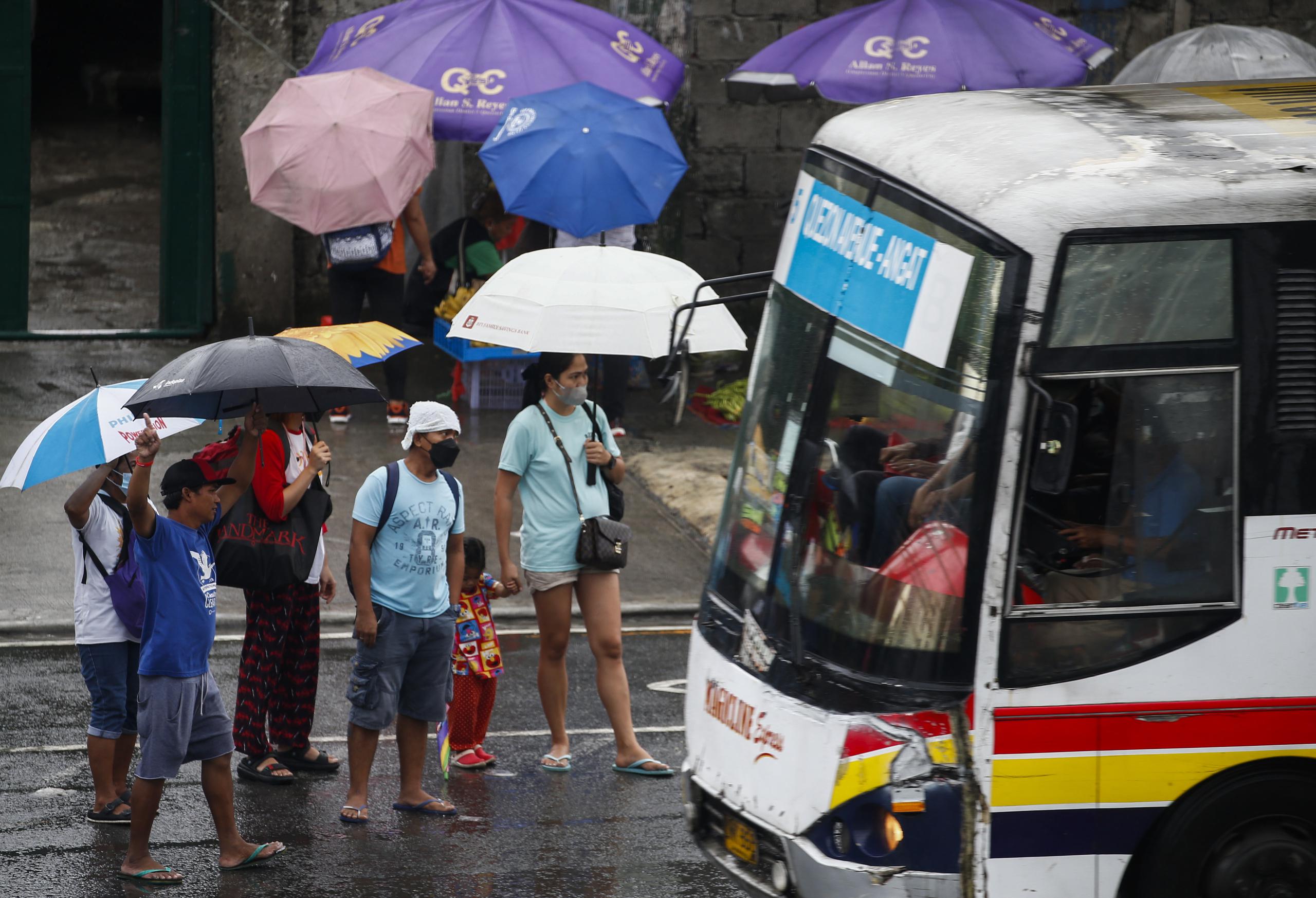 Un promedio de 20 tifones azotan Filipinas en la época del monzón, que comienza en torno a los meses de mayo y junio y suelen extenderse hasta noviembre o diciembre. EFE/EPA/ROLEX DELA PENA
