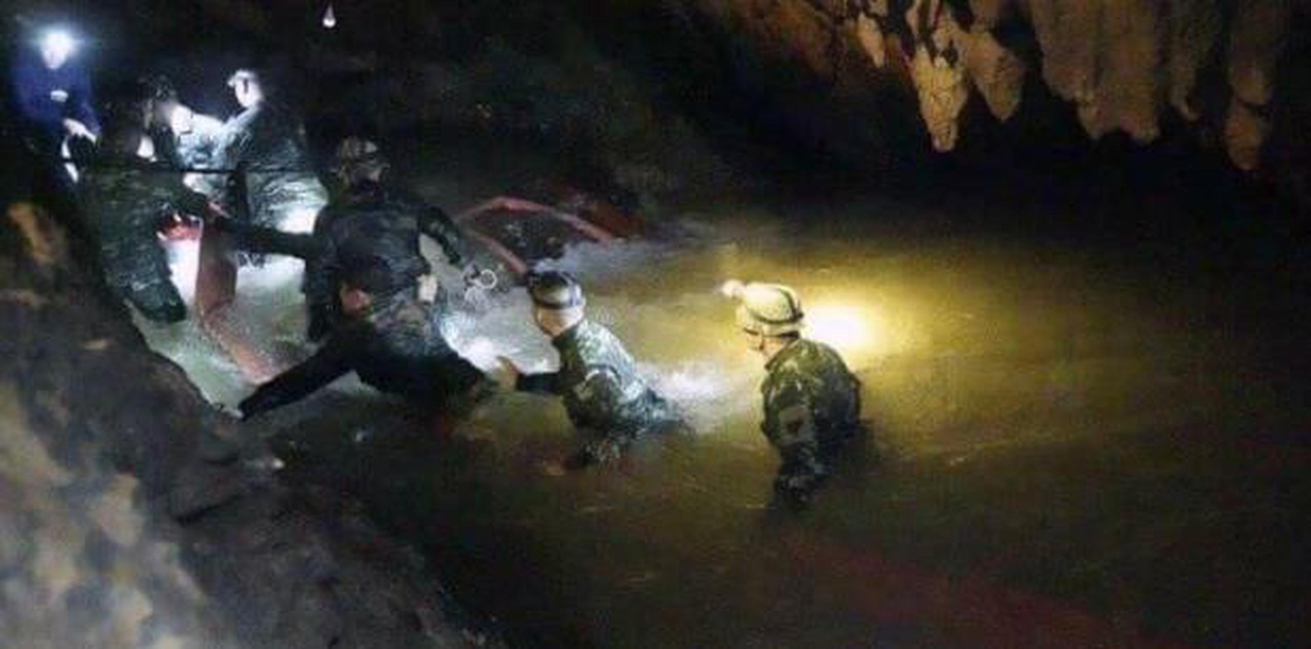 Las autoridades tratan de bombear el agua de la caverna inundada. (Tham Luang Rescue Operation Center via AP)