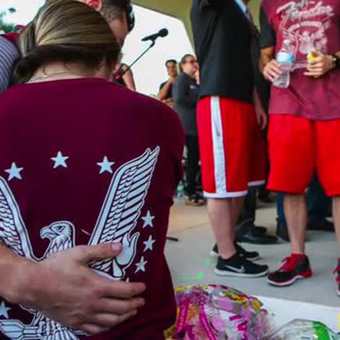 Reina la tristeza en la vigilia por las víctimas del tiroteo en la Florida