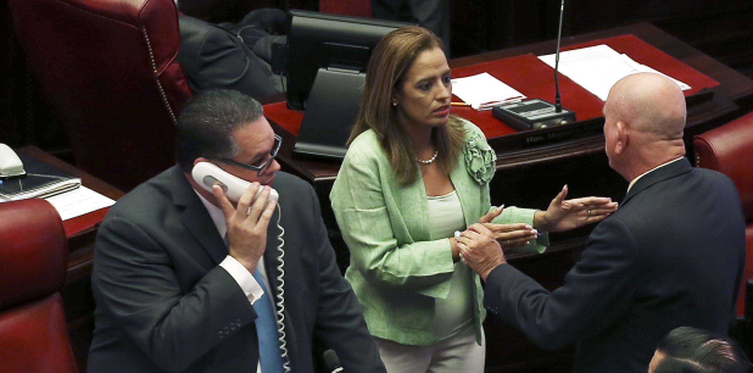 El senador Aníbal José Torres, a la izquierda, dijo que el tranque con la Cámara tiene que ver con transacciones entre negocios y los servicios profesionales. (JOSE.REYES@GFRMEDIA.COM)