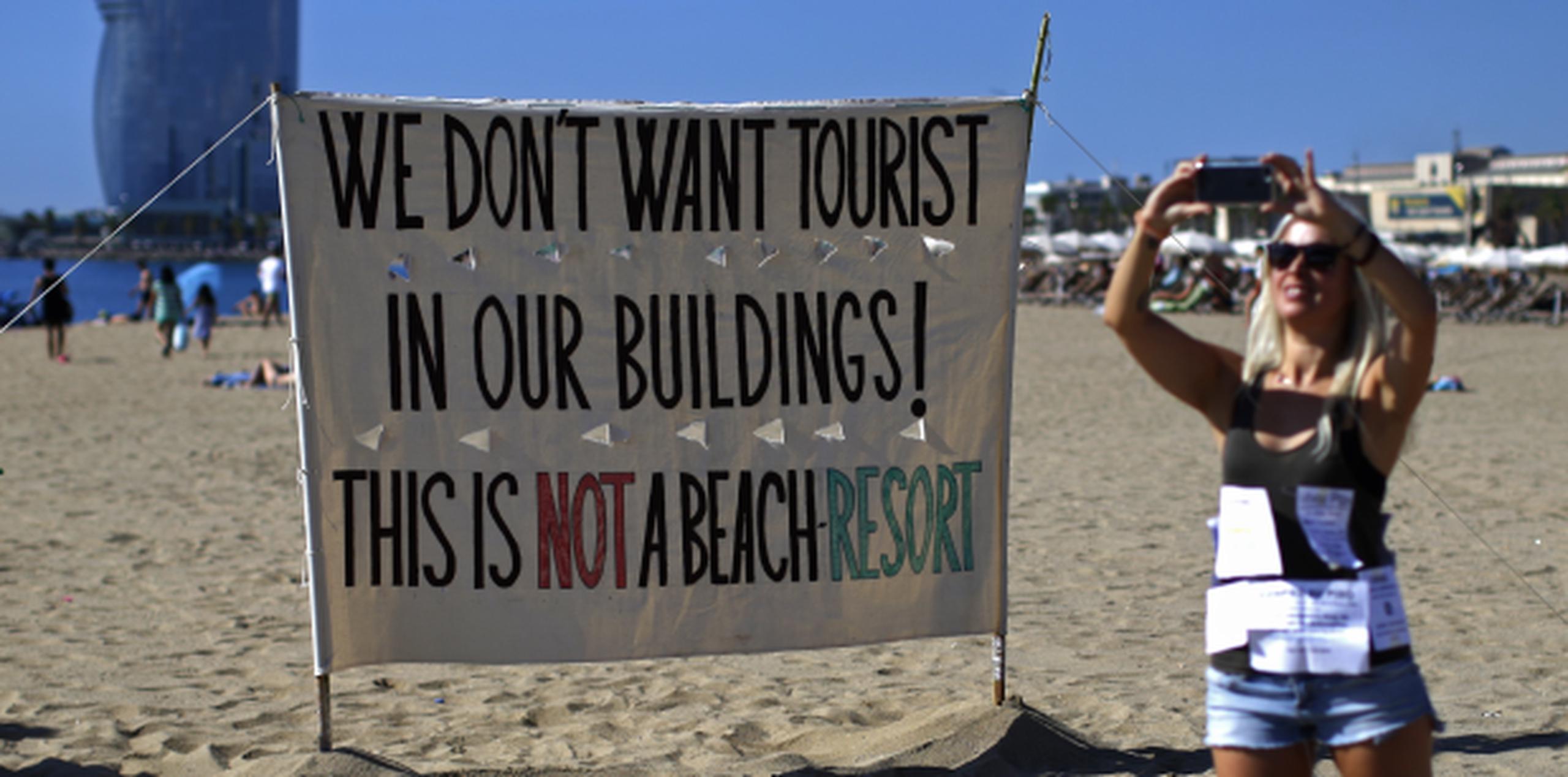 "No queremos turistas en nuestros edificios. Esto no es un complejo de playa", lee el letrero. (AP / Manu Fernández)