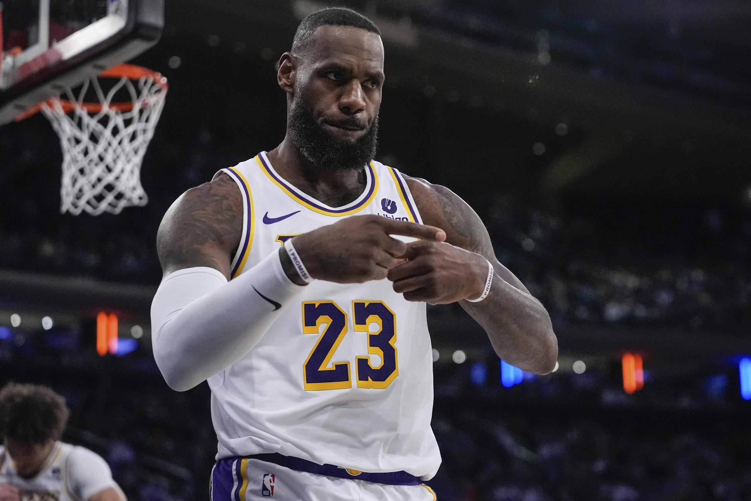 LeBron James, de los Lakers de Los Ángeles, reacciona tras una decisión arbitral en el partido del sábado 3 de febrero de 2024, ante los Knicks de Nueva York (AP foto/Frank Franklin II)