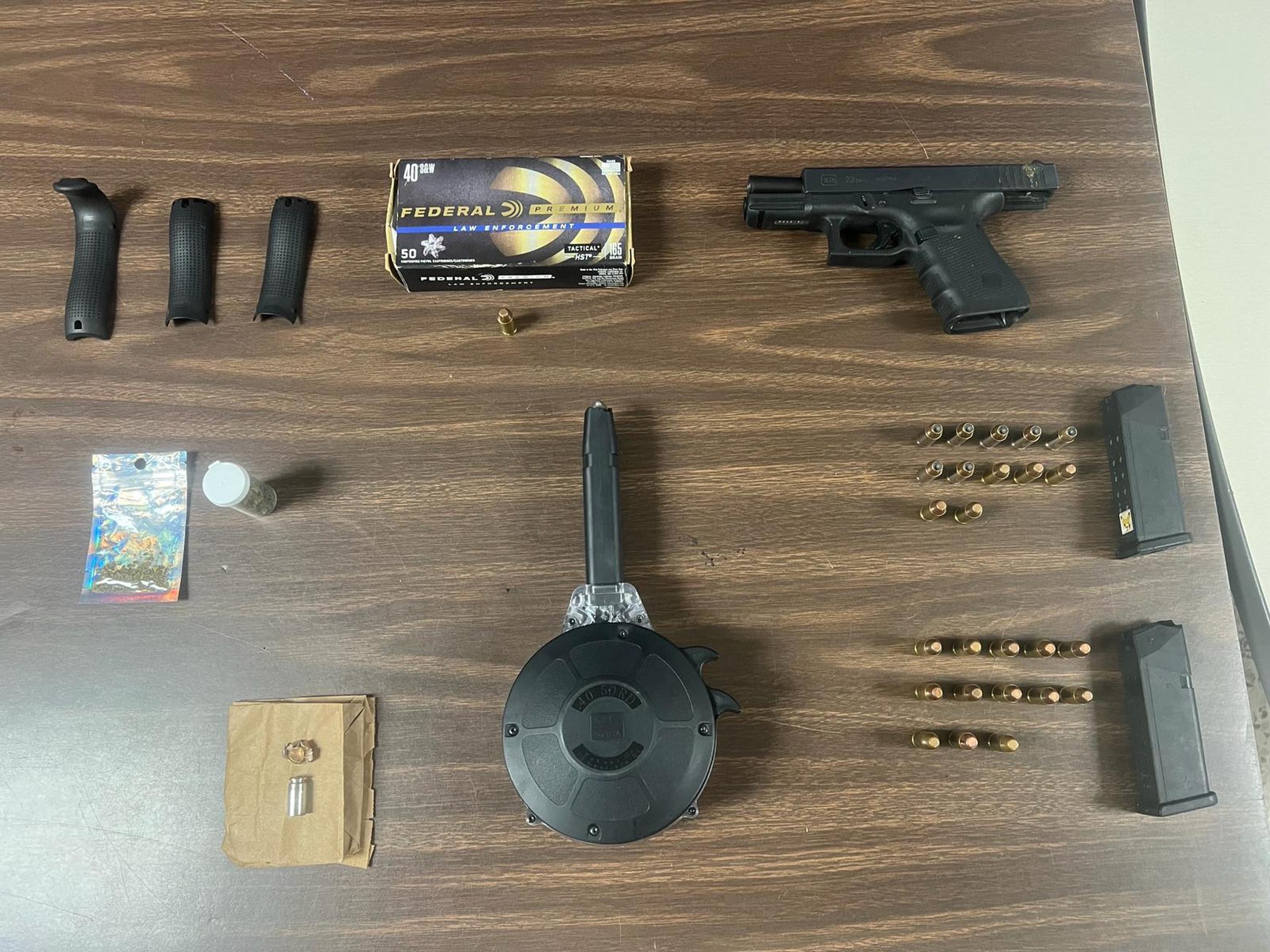 La pistola y las municiones que le ocuparon a Jan Carlos Maldonado Fernández, además de marihuana.