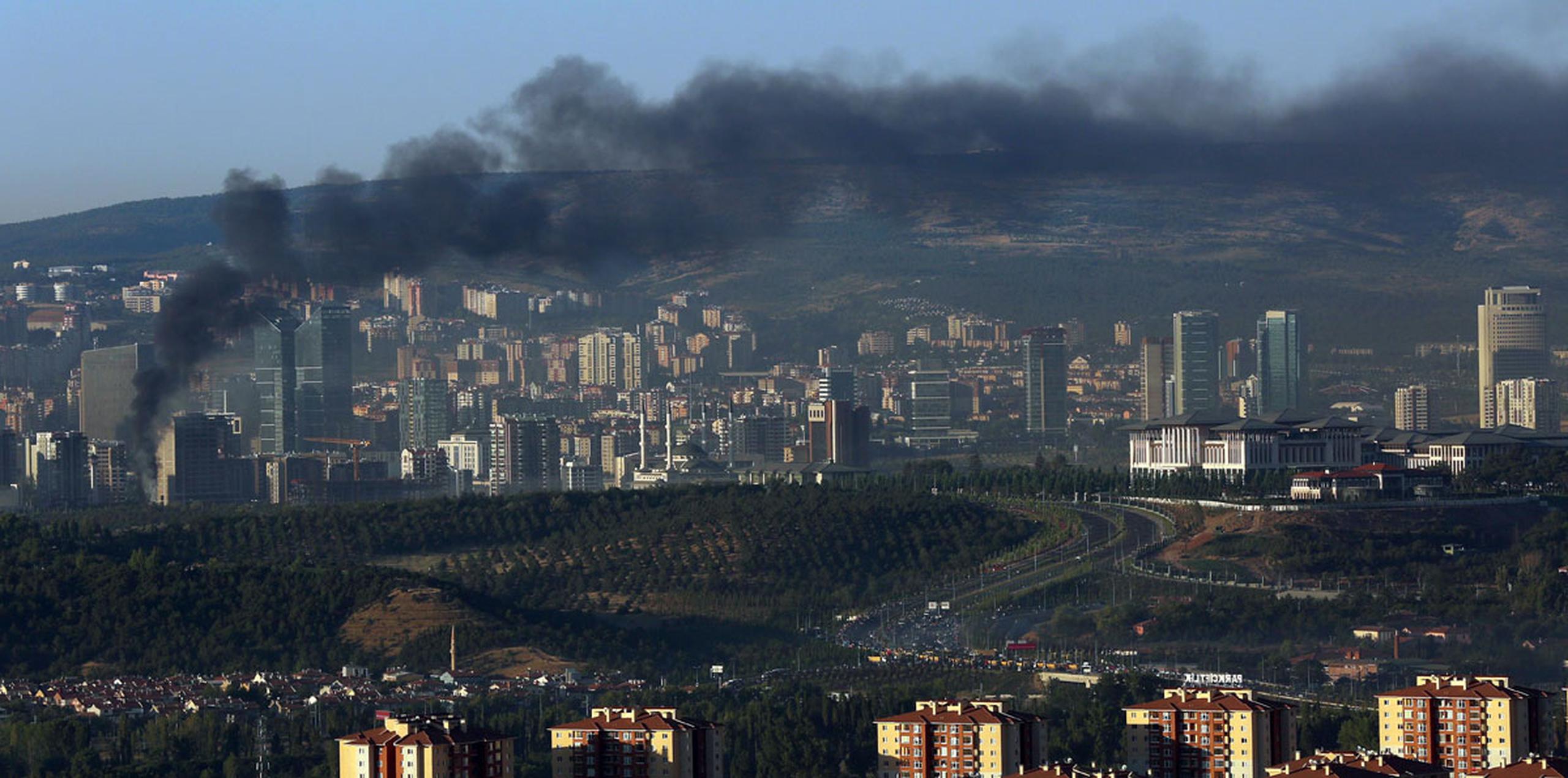 En la mañana del sábado aún se veía humo saliendo de un área cerca del palacio presidencial en Ankara. (AP)