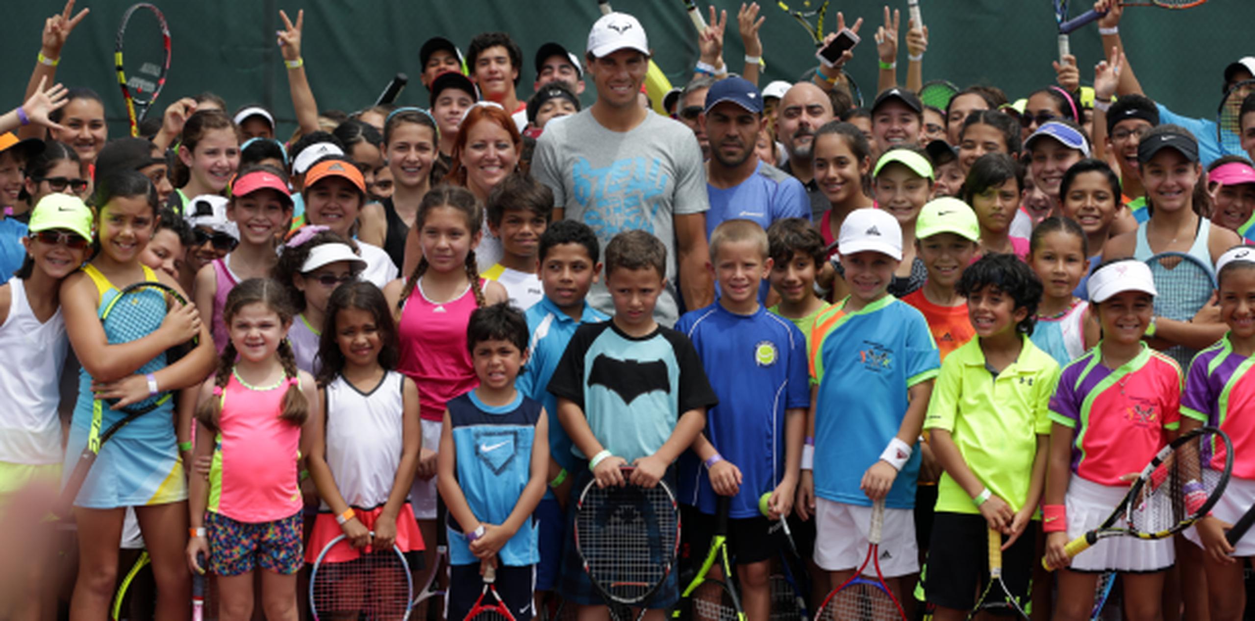 El tenista compartió con cientos de niños y jóvenes del programa de masificación deportiva del municipio de Caguas y del Club La Academia. (xavier. araujo@gfrmedia.com)