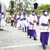 Mueren 50 personas en ataque a tiros en iglesia católica en Nigeria