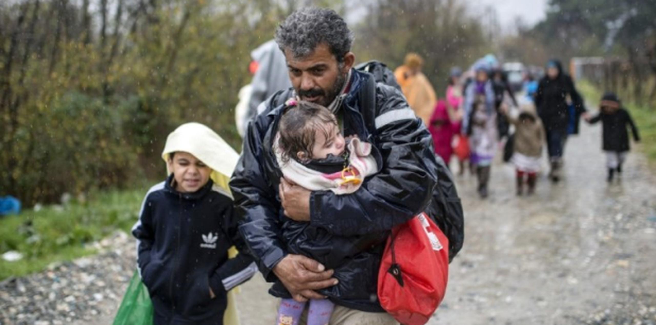Migrantes cruzando el borde Macedonia y Grecia. (AFP)