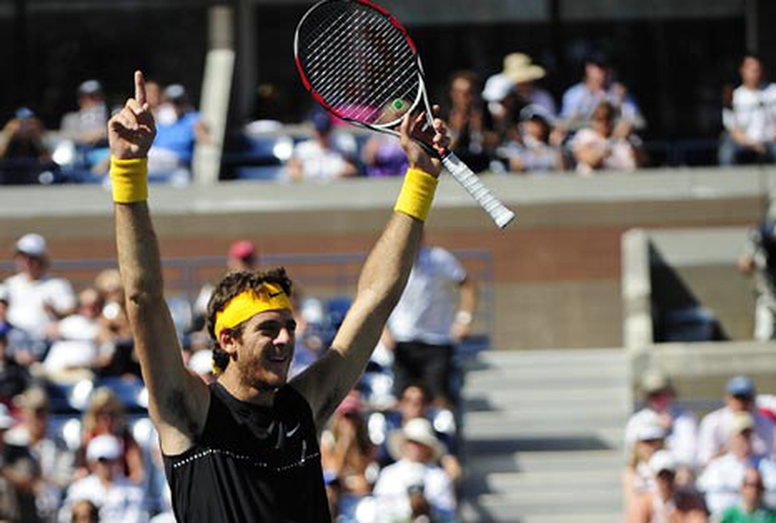 El argentino Juan Martín Del Potro celebra tras vencer al español Rafael Nadal 6-2, 6-2, 6-2 en las semifinales del US Open.  (AFP /Emmanuel Dunand)