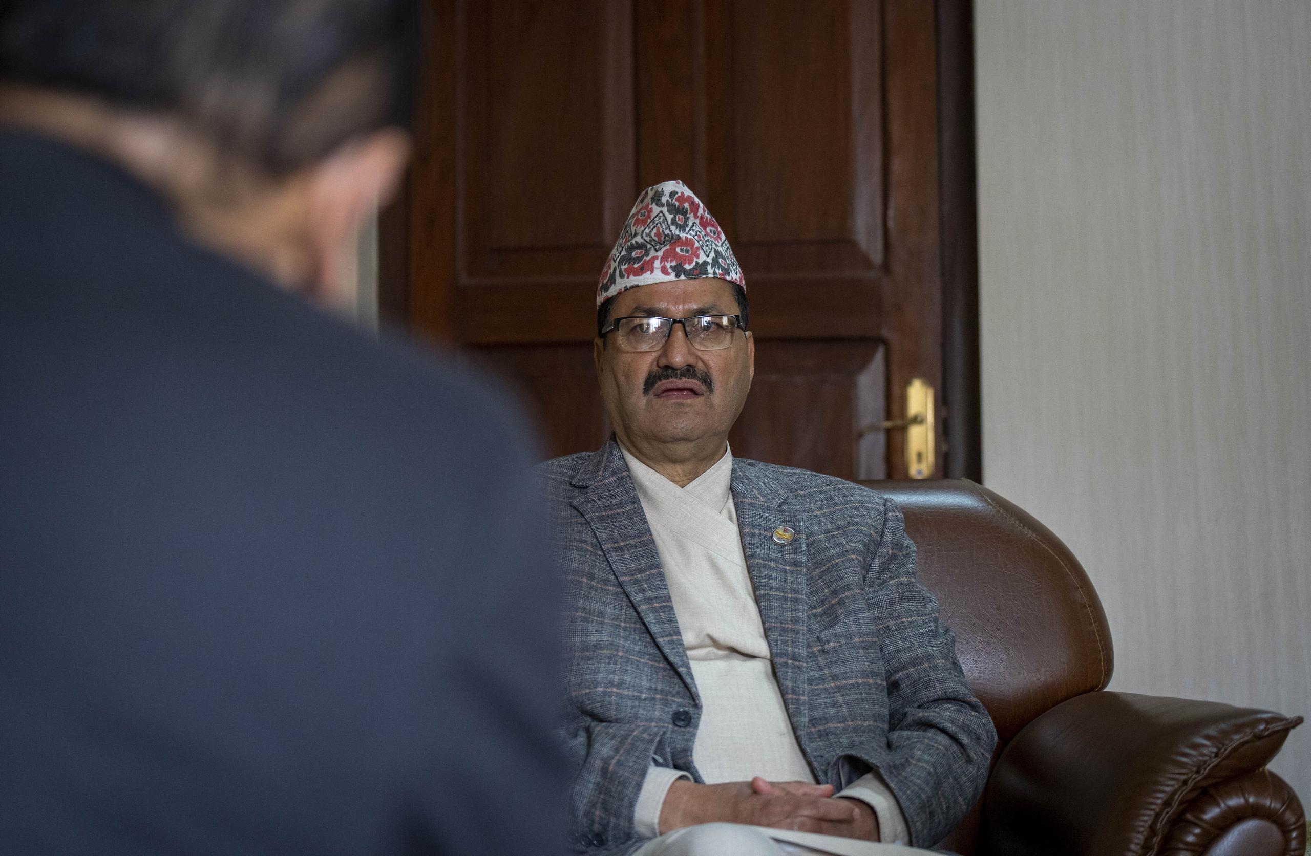 El Ministro de Relaciones Exteriores de Nepal, Narayan Prakash Saud, pidió a Rusia también repatríe los cuerpos de quienes murieron en el conflicto. (Foto AP/Niranjan Shrestha)