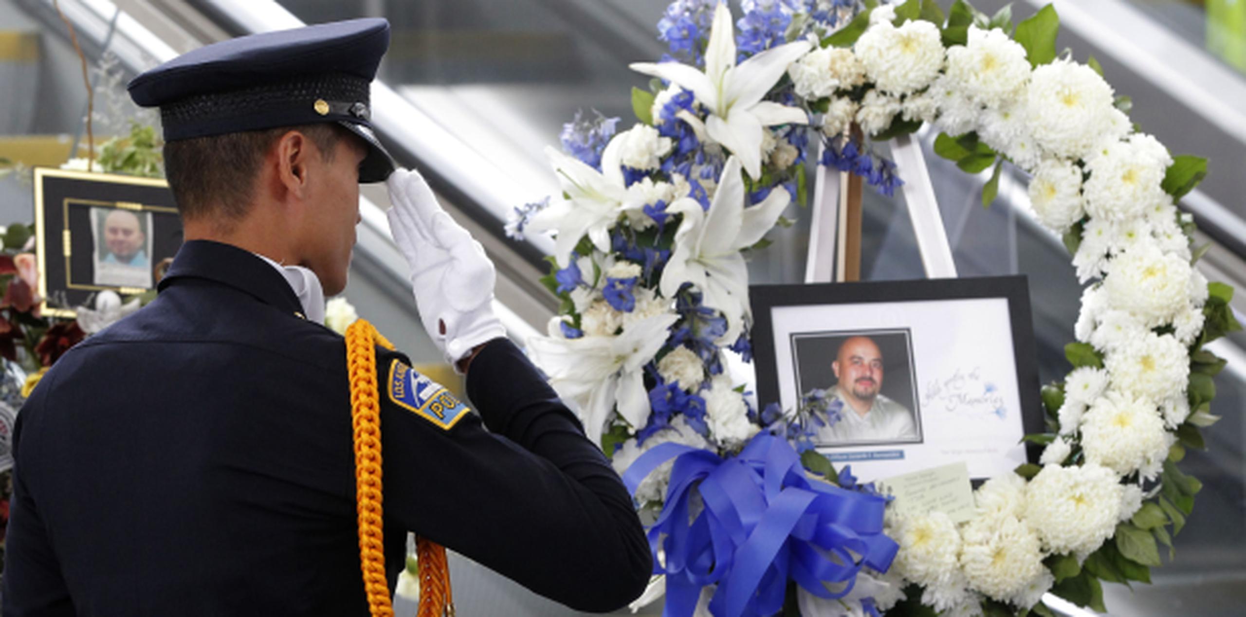 Hernández, de 39 años y padre de dos hijos, es el primer agente de la TSA muerto en cumplimiento del deber. .(AP/Nick Ut)