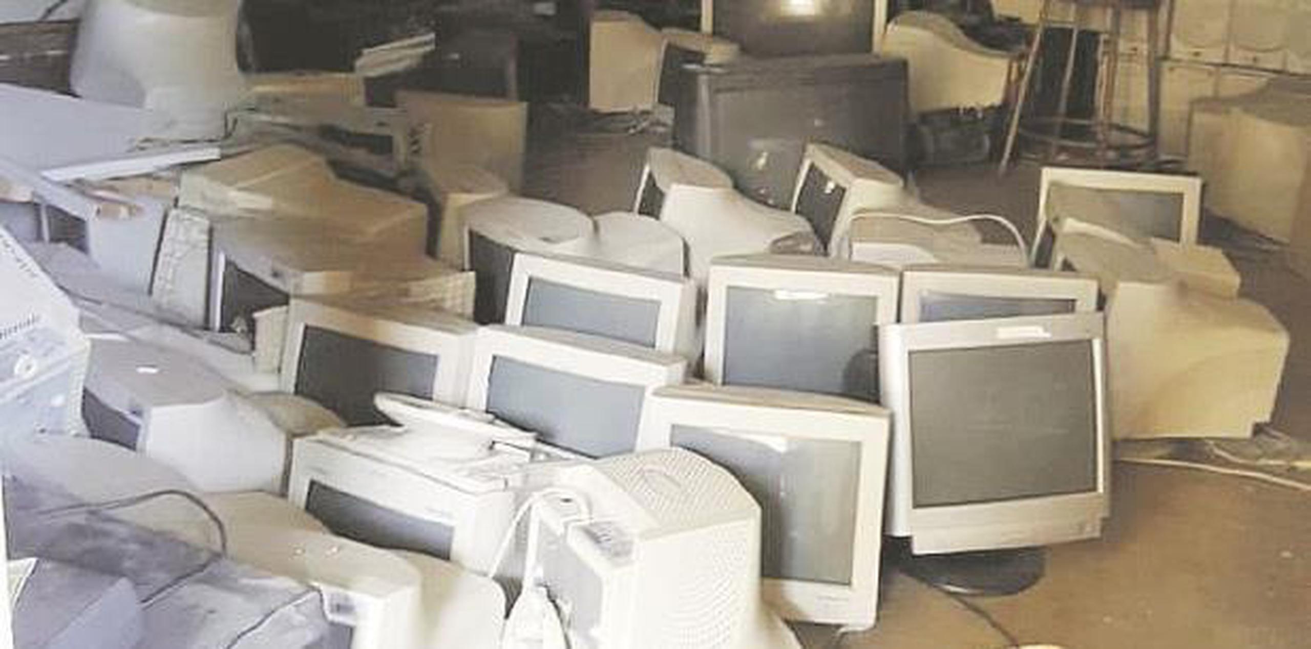 Entre los salones que todavía no están habilitados, el grupo de padres encontró uno lleno de computadoras que, al parecer, fueron decomisadas y permanecen en el suelo. (Suministrada)