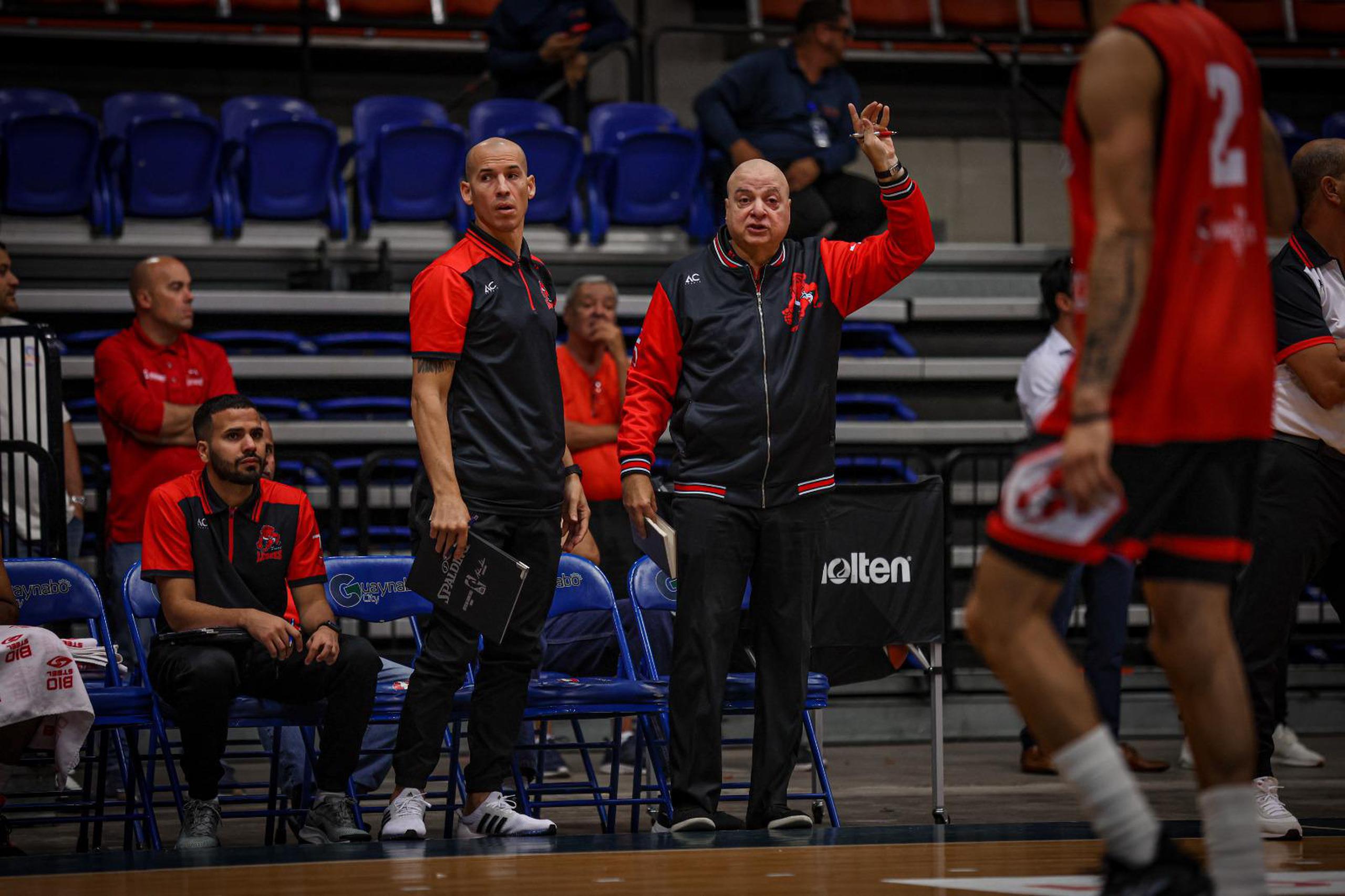 Carlos Morales, con la mano izquierda en alto, y con el asistente Carlos Rivera a su lado, asume su primer trabajo como entrenador en propiedad desde el 2000.