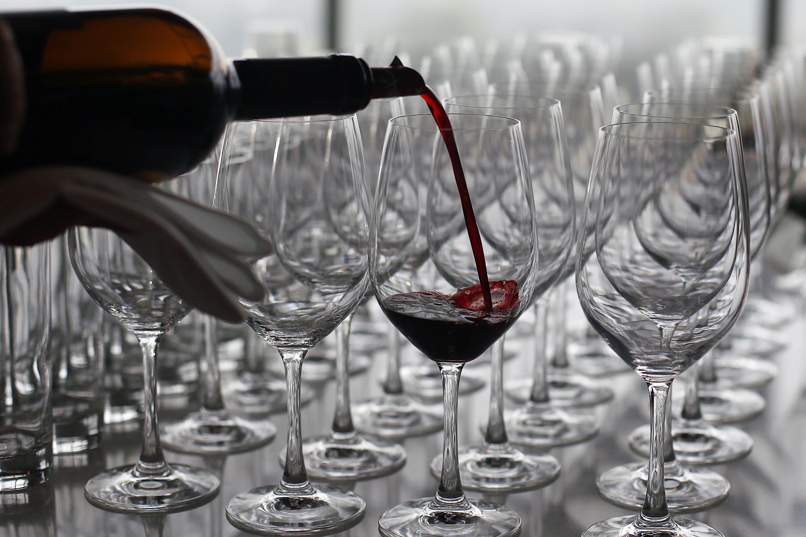 Es probable que los ladrones trabajen con un coleccionista de vinos privado porque sólo se llevaron botellas que no pueden reemplazarse, pero tampoco pueden venderse en el mercado abierto.