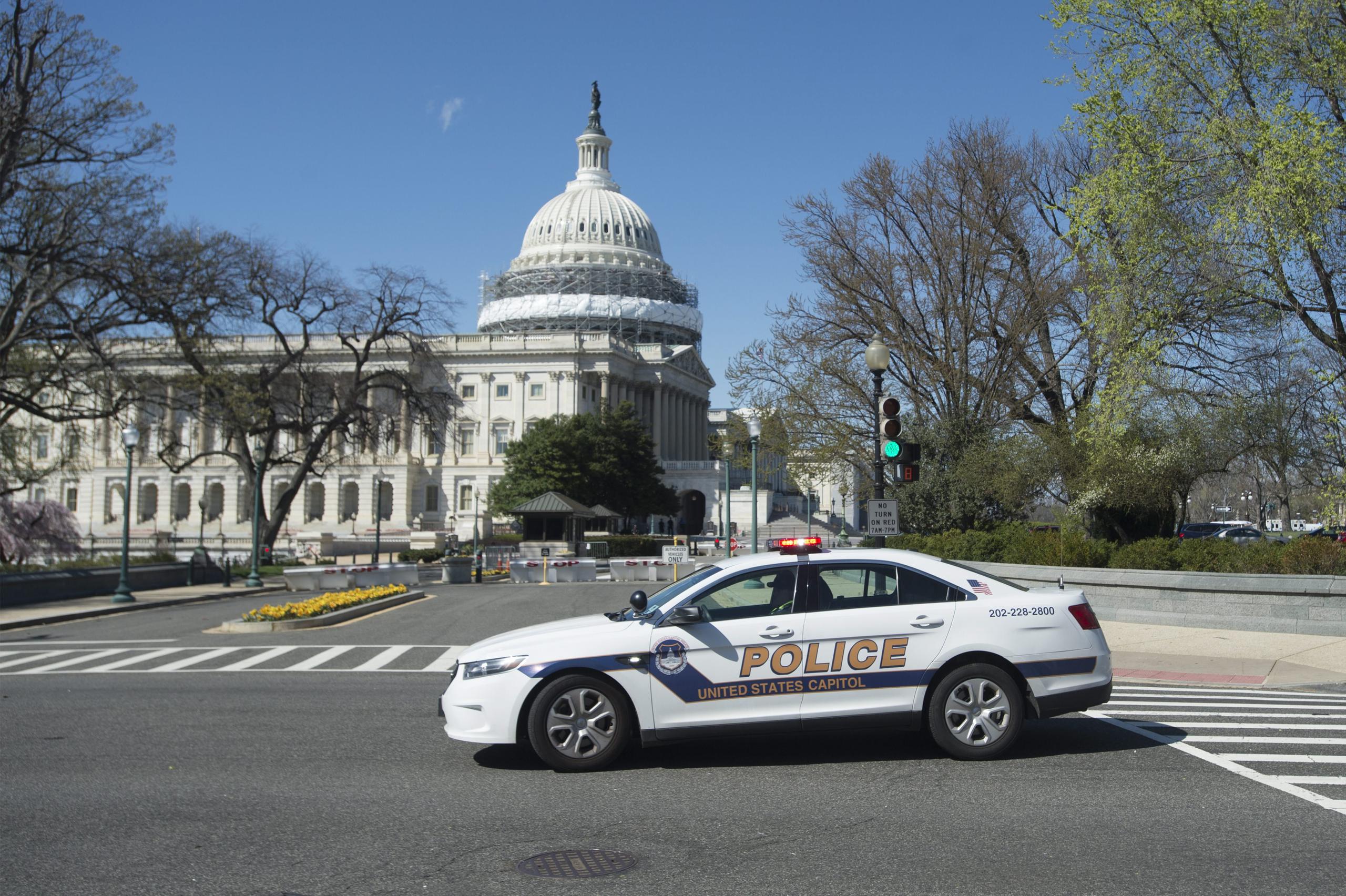 Imagen de archivo de una patrulla del cuerpo de seguridad del Capitolio en Washington (DC, EE.UU.). EFE/Michael Reynolds /Archivo
