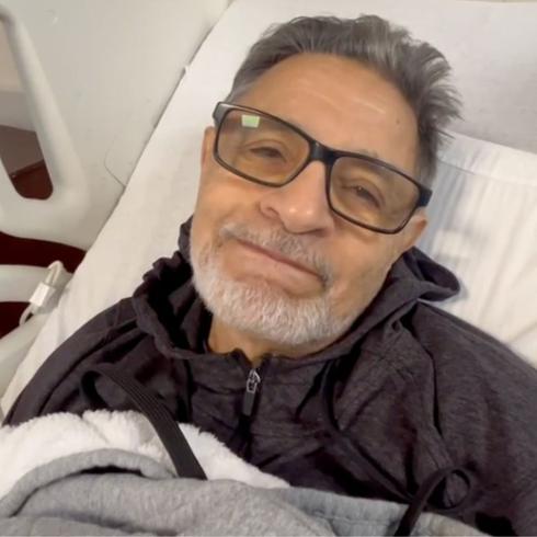 Silverio Pérez es operado y se deja ver en el hospital