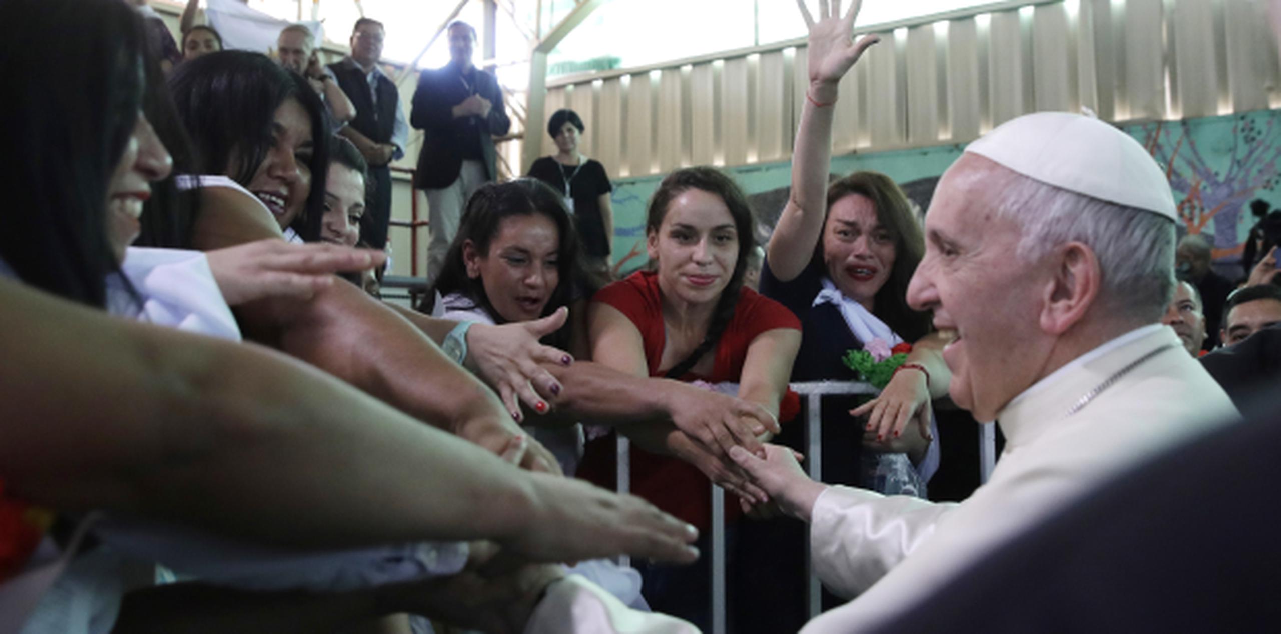 El papa saluda a confinadas durante su visita a una cárcel chilena. (AP)