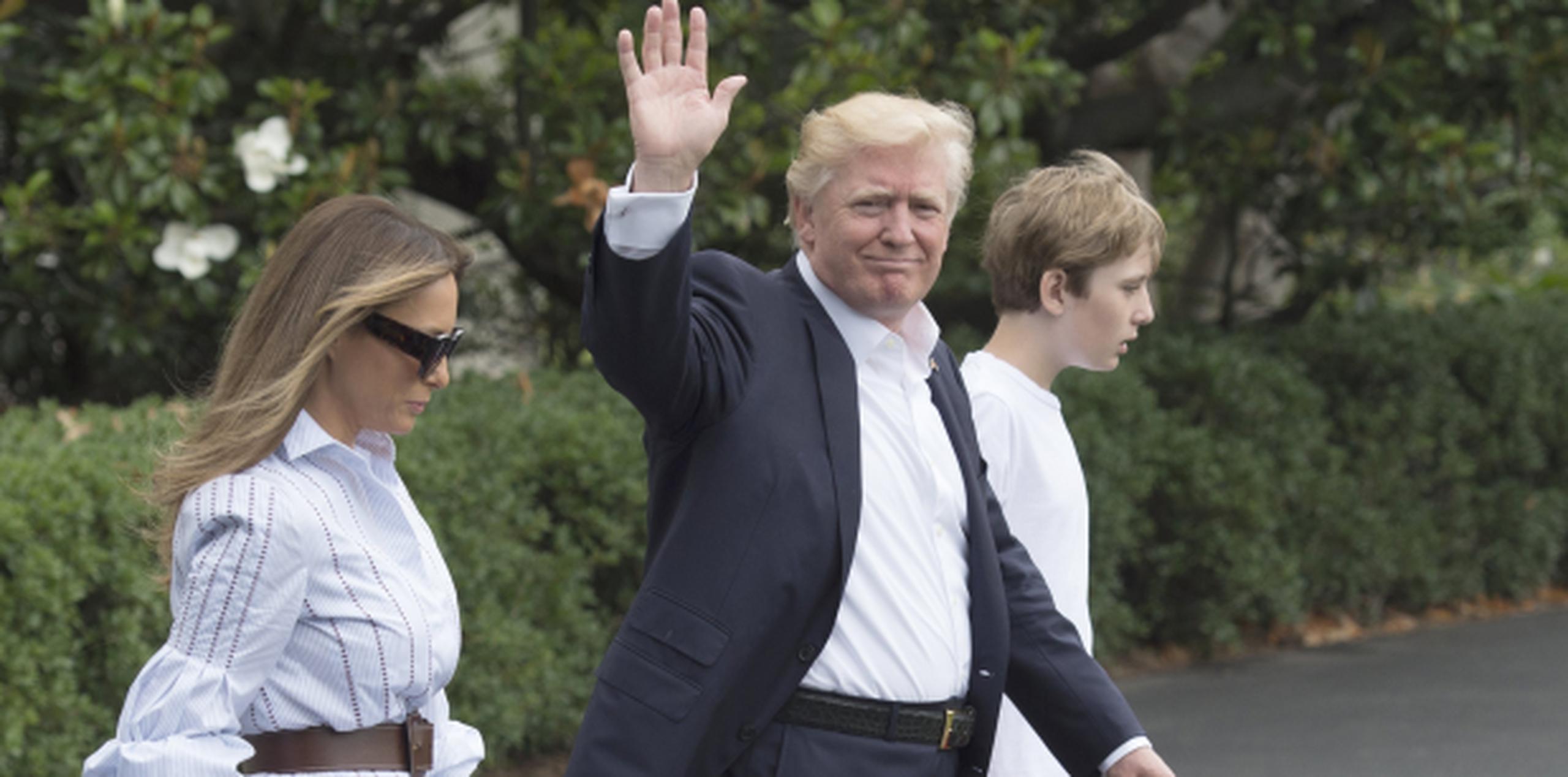 Barron Trump, a la derecha, es el menor de los hijos del presidente y su único  en su relación con la primera dama, Melania trump. (AP)