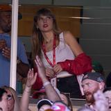 Se dispara la venta de jerseys de Travis Kelce tras visita de Taylor Swift a partido