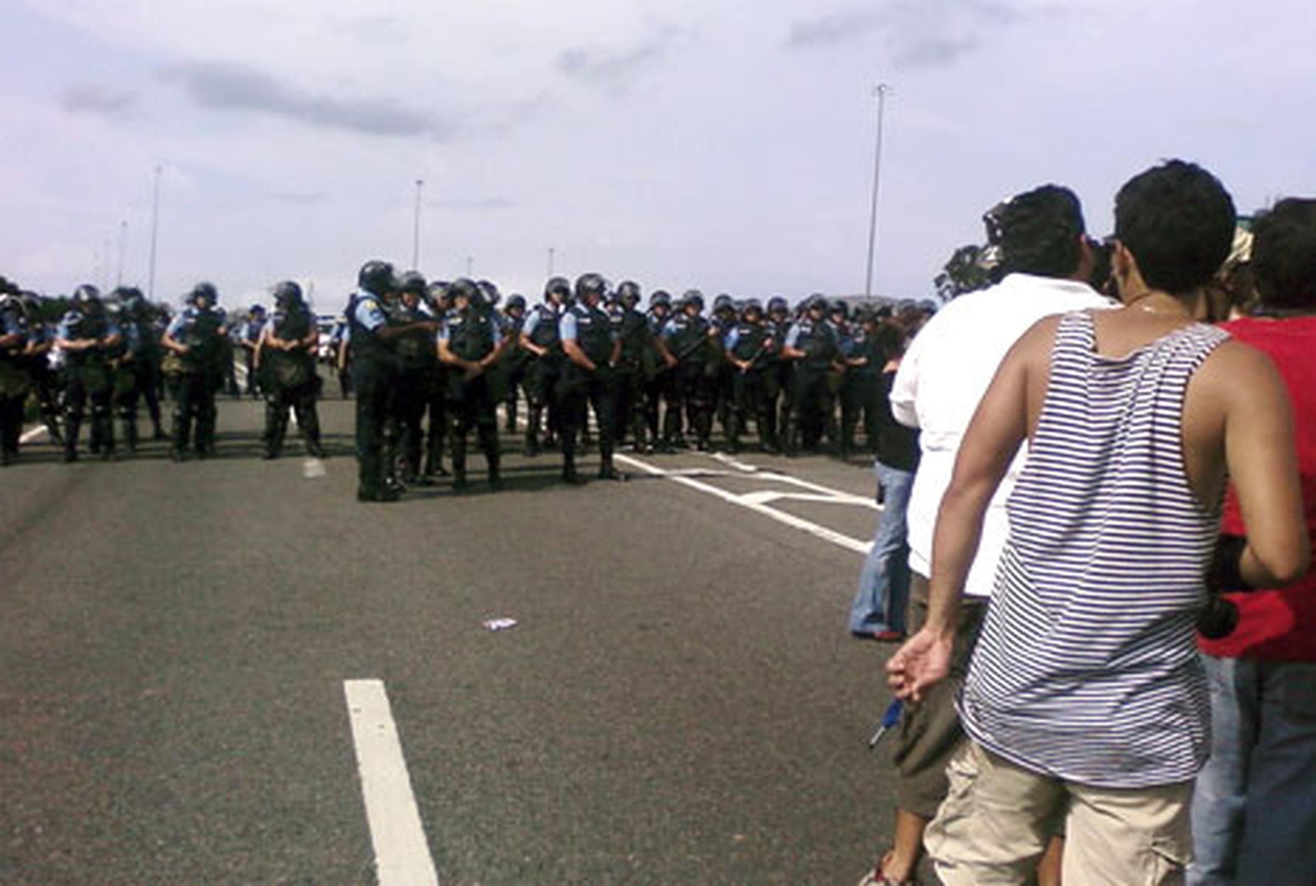 Policías y estudiantes se enfrentan en medio del expreso Las Américas. (Primera Hora/Maritza Díaz Alcaide)