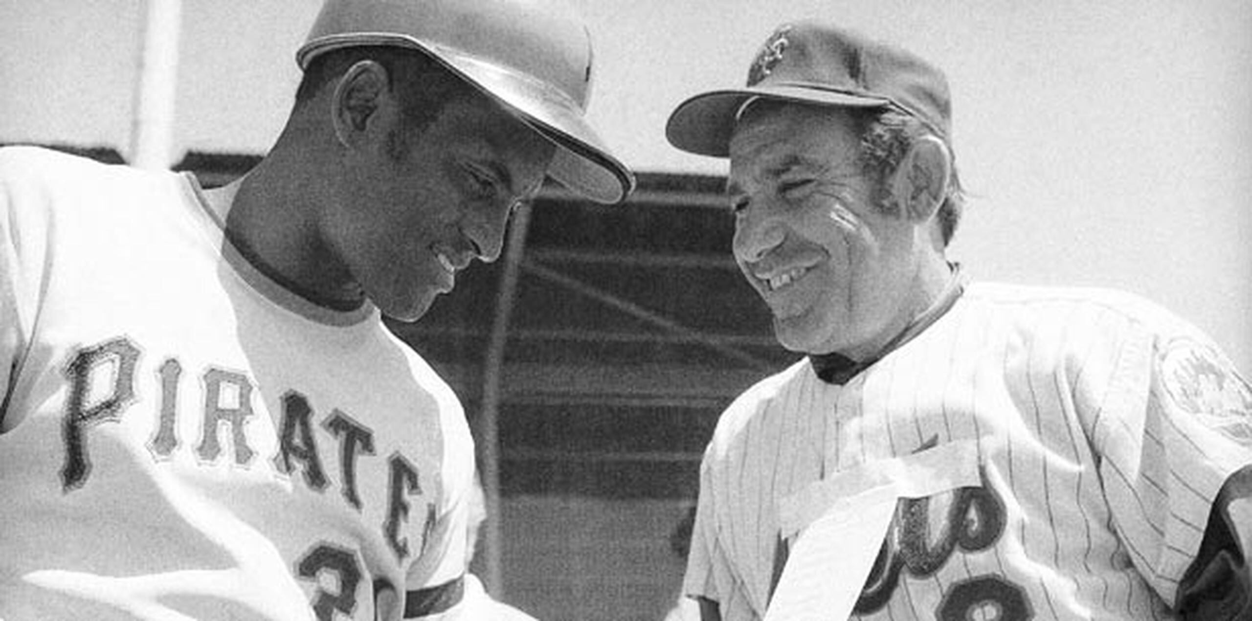 Roberto Clemente y Yogi Berra fueron captados en esta  foto el 10 de marzo de 1972 antes de un juego de exhibición. El boricua iba a la que fue su  última temporada y Berra dirigía a los  Mets. (AP)