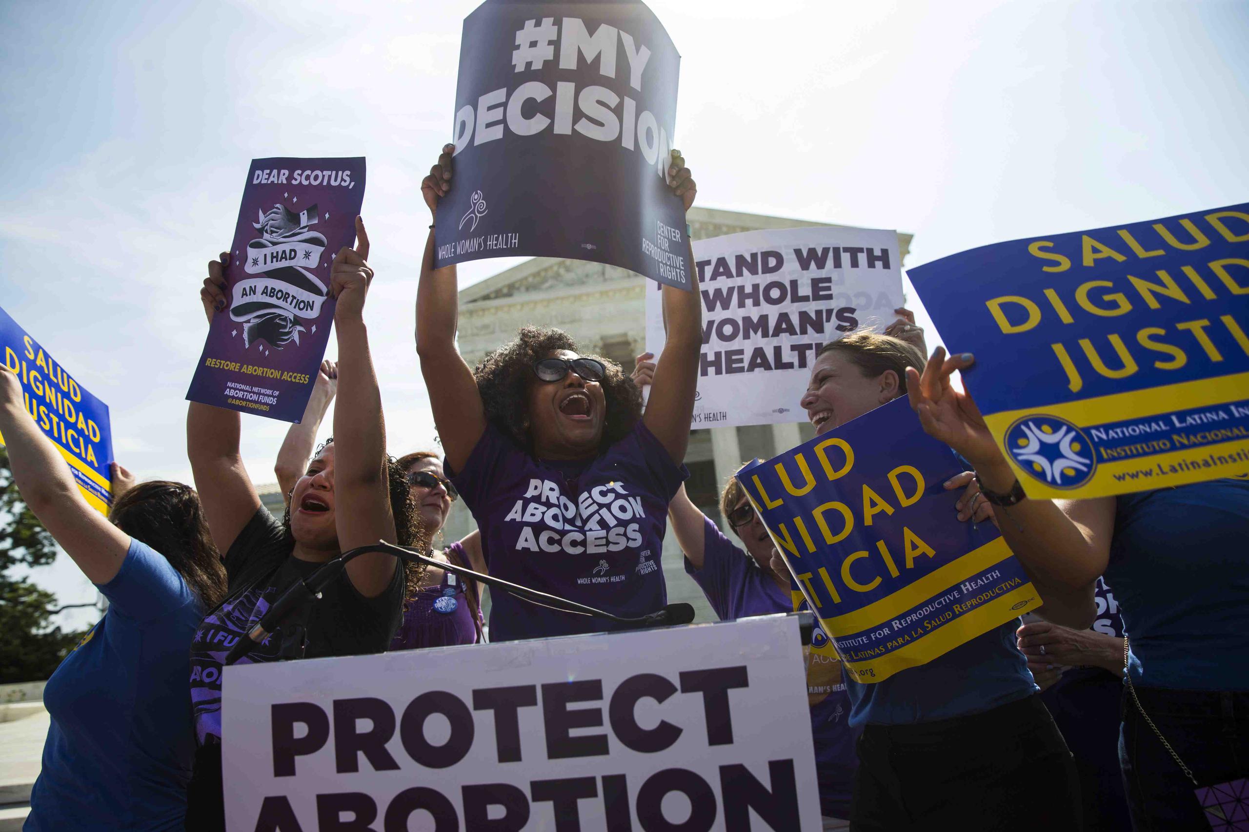 Mujeres durante una manifestación pro aborto. (AP)
