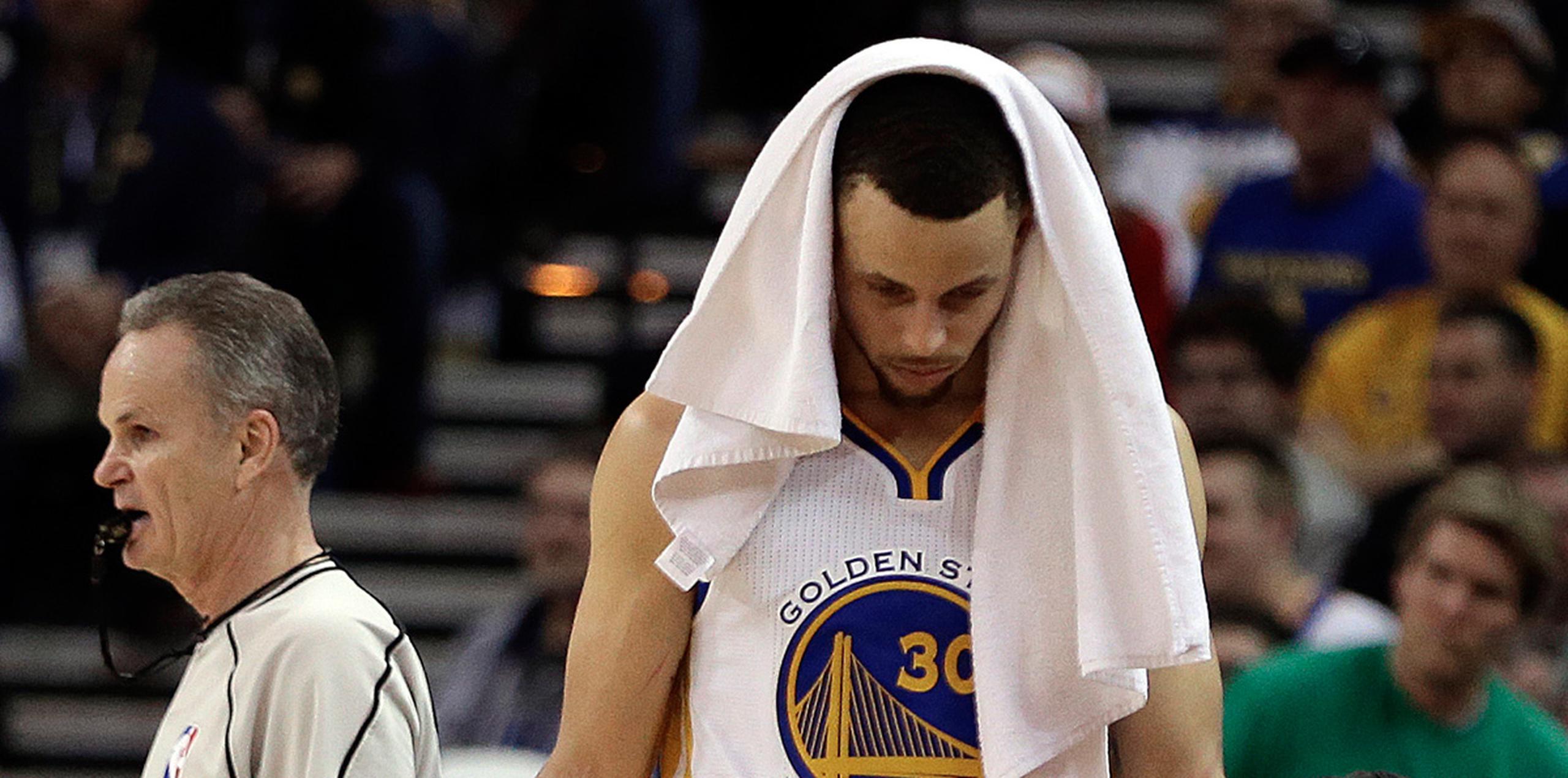 Curry ha traído la mira desviada, algo tan inusitado como la racha de dos derrotas consecutivas de Golden State.  (AP)