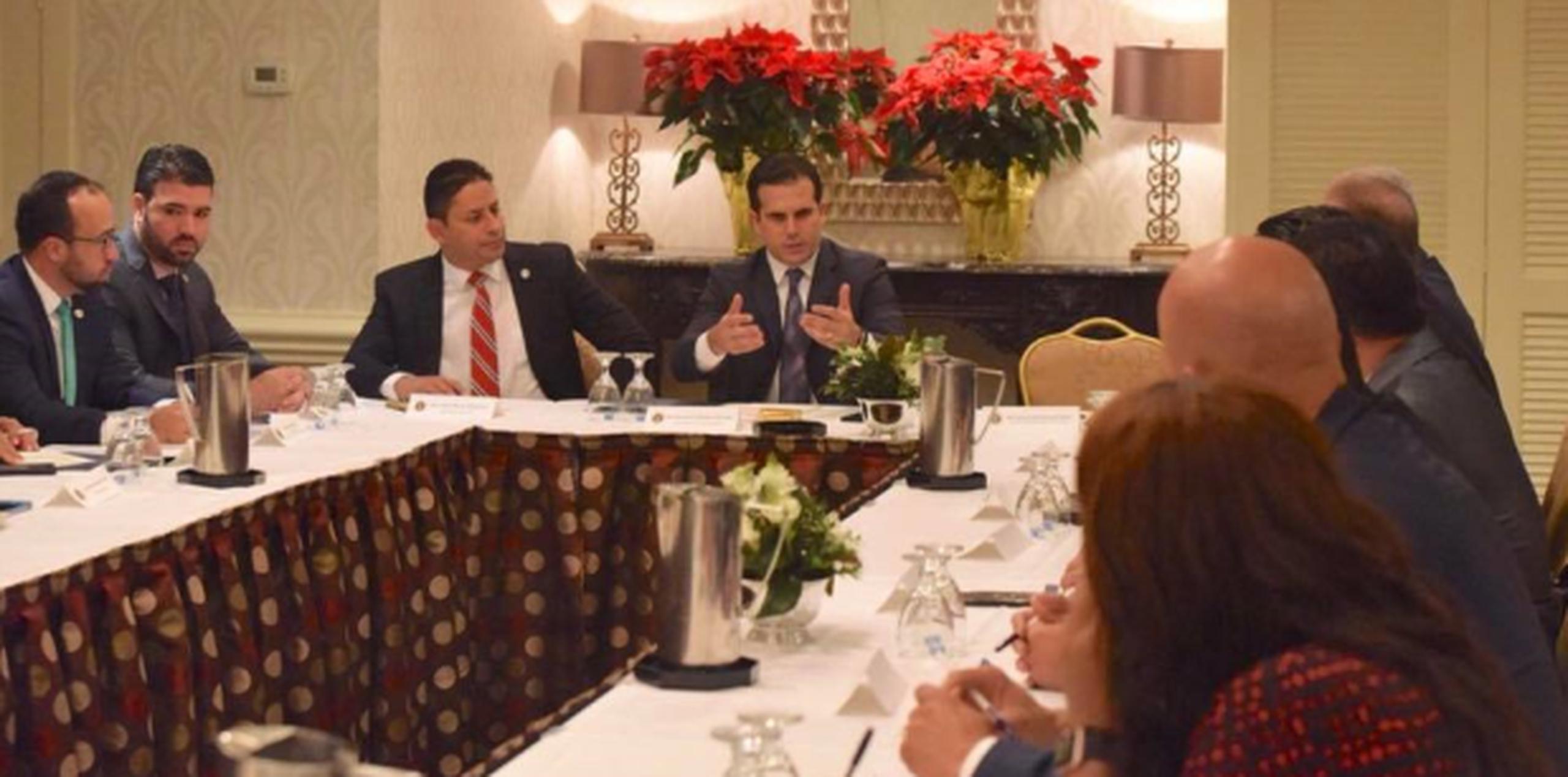 Ricardo Rosselló se reunió hoy en Washington, D.C. con alcaldes federados para reiterar la eliminación total de impuestos y penalidades en la reforma contributiva federal y trato igual en el programa suplemental. (Facebook / @rrossello)