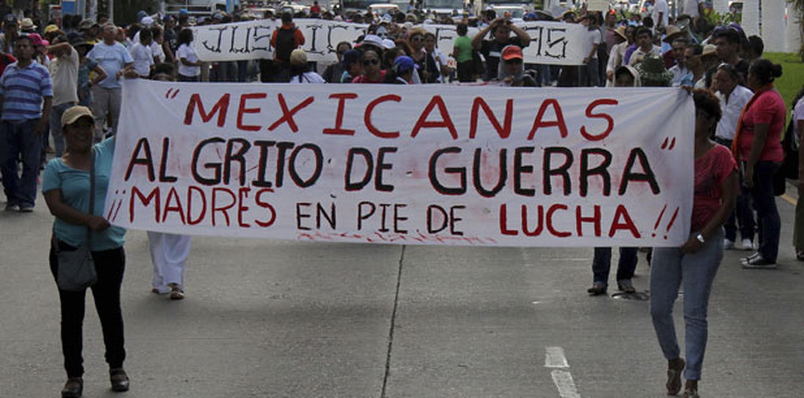 Manifestantes han bloqueado las carreteras que llevan a Acapulco, han secuestrado autobuses y bloquearon el aeropuerto de la ciudad para reclamar que el gobierno encuentre a los estudiantes que desaparecieron el pasado 26 de septiembre en la cercana ciudad de Iguala. (Archivo)