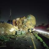 Cierran carretera PR-6 en Bayamón por derrumbe de enormes rocas