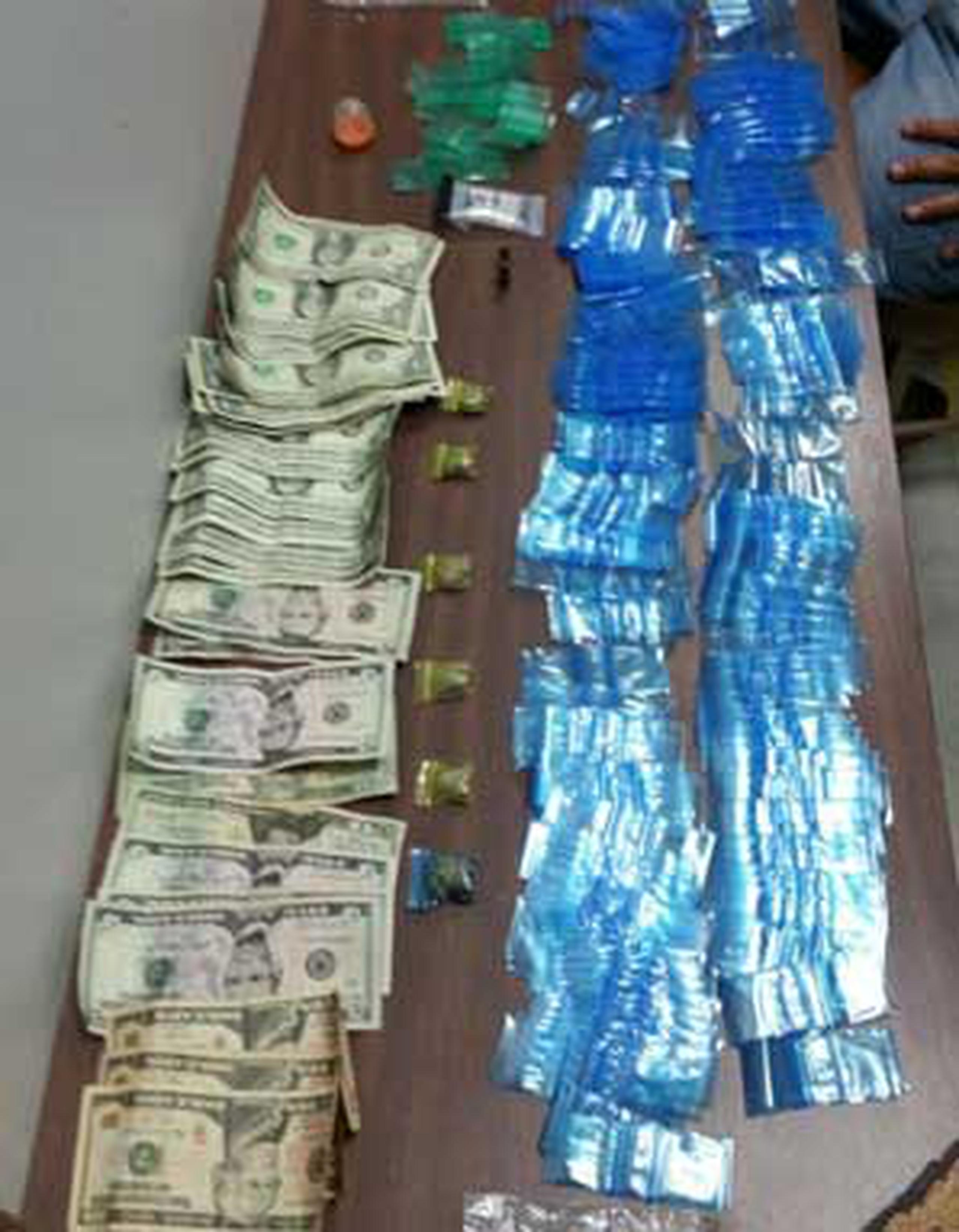 Según la Policía, en la casa, se ocuparon seis bolsas con marihuana, 100 empaques plásticos descritos por la Policía como utilizados para “endecar” droga y $122 en efectivo.  (Suministrada)
