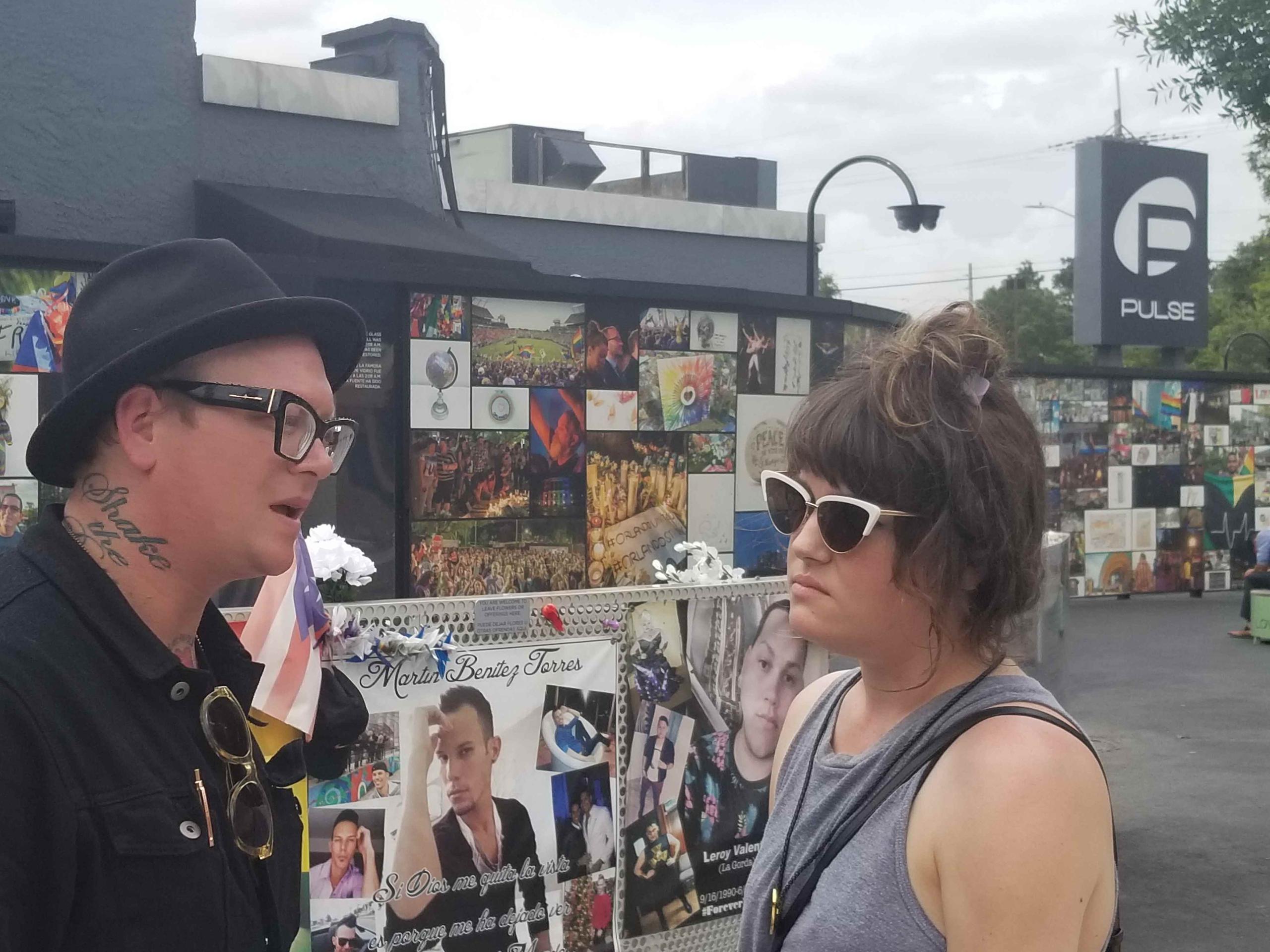 Micah Schnabel (izquierda) y Vanessa Jean Speckman llegaron desde Ohio a ofrecer respeto póstumo a las víctimas de la tragedia en la discoteca Pulse. (Luis Santiago Arce / Para Primera Hora)