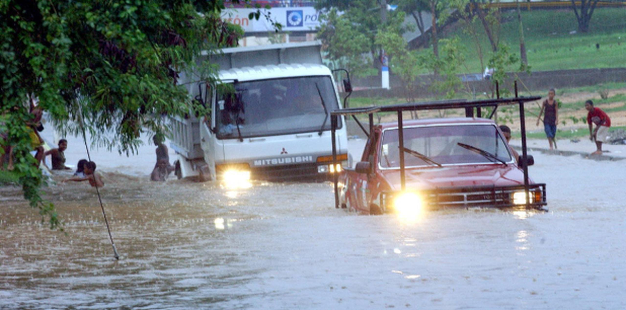 Las fuertes lluvias que se vienen registrando en la República Dominicana mantienen en alerta a 18 provincias. (Archivo)