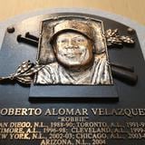 El Salón de la Fama de Béisbol no retirará la placa de Roberto Alomar tras ser acusado de acoso sexual
