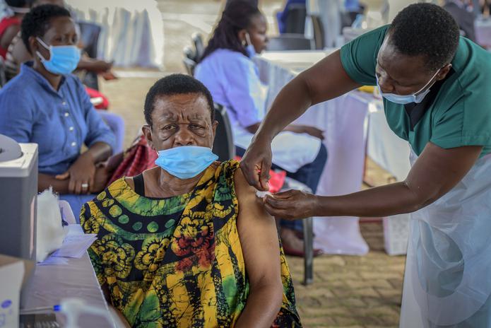 ARCHIVO _ Una mujer recibe una vacuna de coronavirus n la pista de aterrizaje de Kololo, en Kampala, Uganda, el 31 de mayo del 2021. (AP Foto/Nicholas Bamulanzeki)
