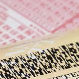 Mujer devuelve boleto de lotería que se encontró y se lleva una recompensa de $14 millones