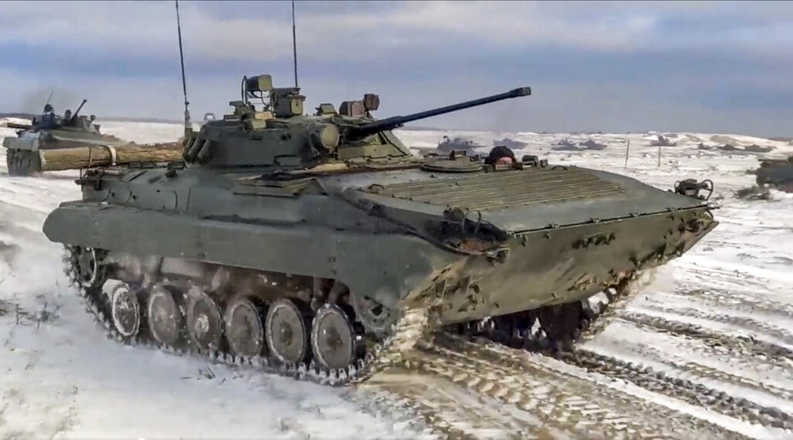 Vehículos blindados rusos y bielorrusos conducen durante ejercicios militares conjuntos en el campo de tiro de Brestsky, Bielorrusia.