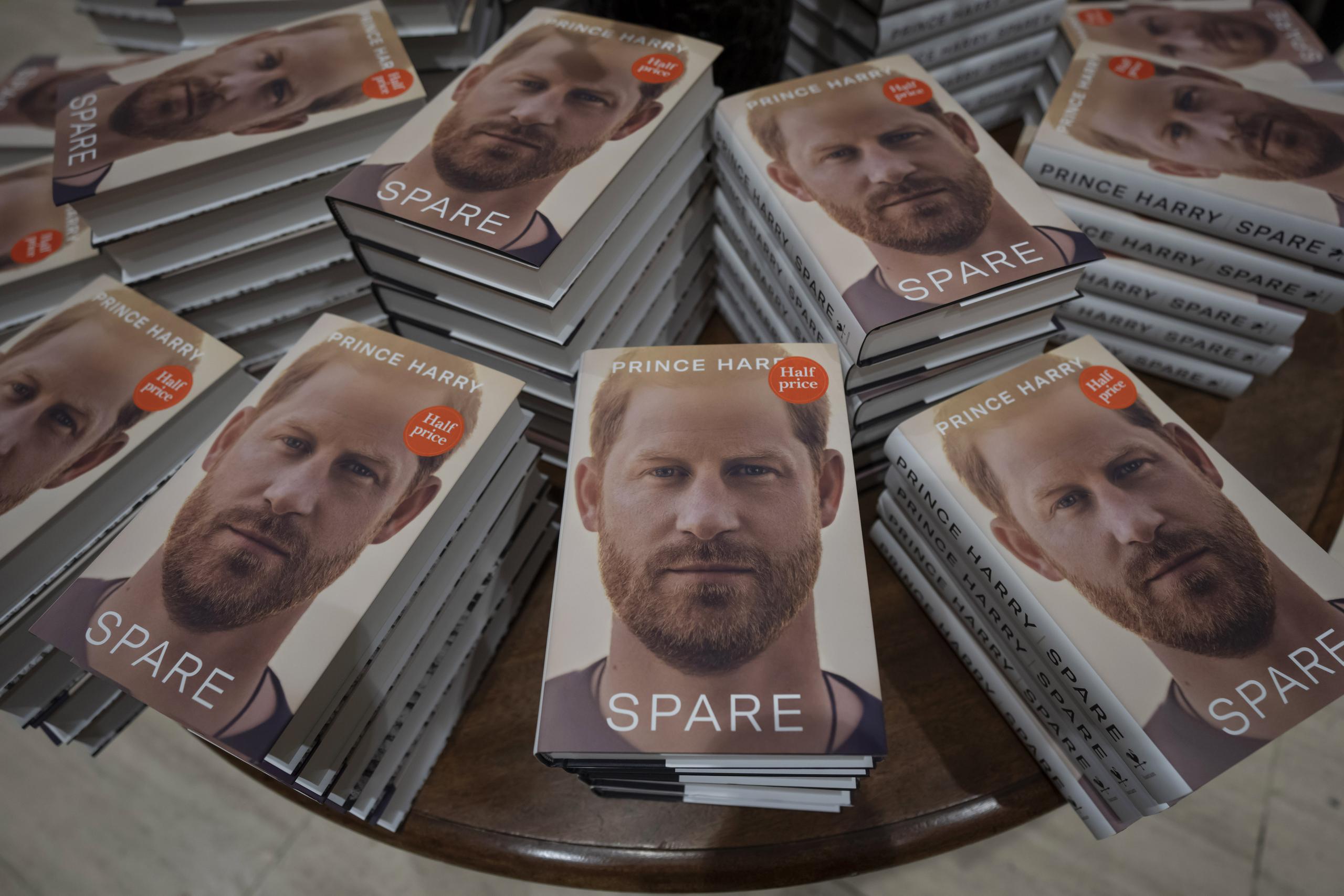 Copias del nuevo libro del príncipe Enrique, "Spare", exhibidas en una librería en Londres.