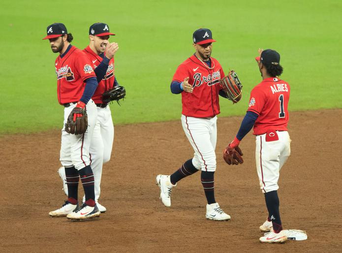 Eddie Rosario y los Braves celebran el triunfo del tercer juego de la Serie Mundial en Atlanta.
