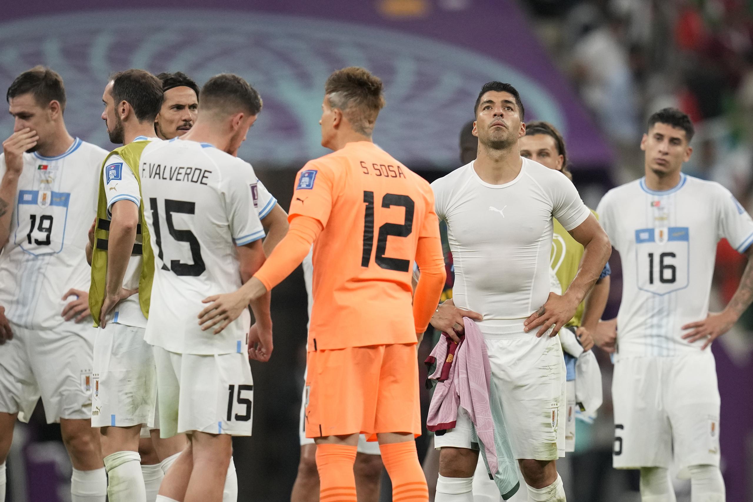 Los jugadores de Uruguay reaccionan tras su derrota 2-0 ante Portugal por el Grupo H de la Copa Mundial en el Estadio Lusail, Qatar, el lunes 28 de noviembre de 2022.