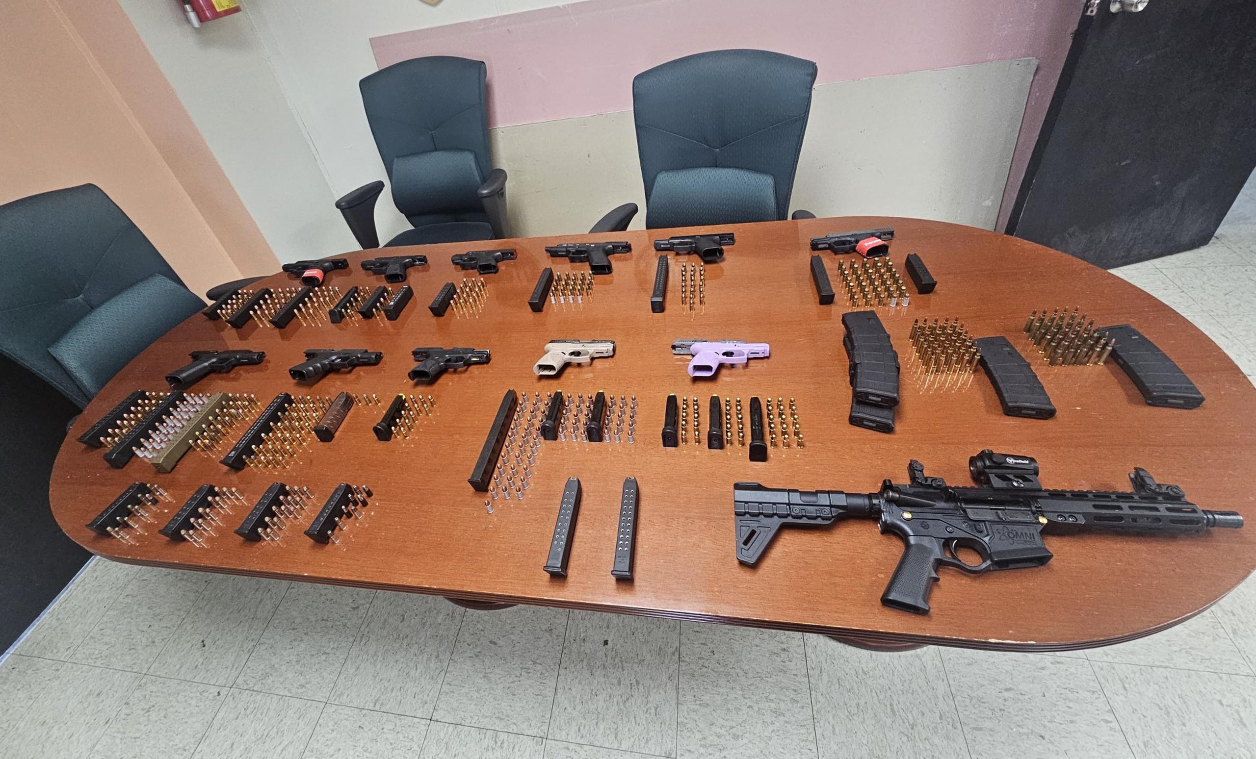 El Negociado de la Policía junto a la Comisión de Juegos de Puerto Rico, arrestaron a tres hombres y ocuparon 13 armas y unas 600 balas durante la inspección de varios negocios en Canóvanas y San Juan.