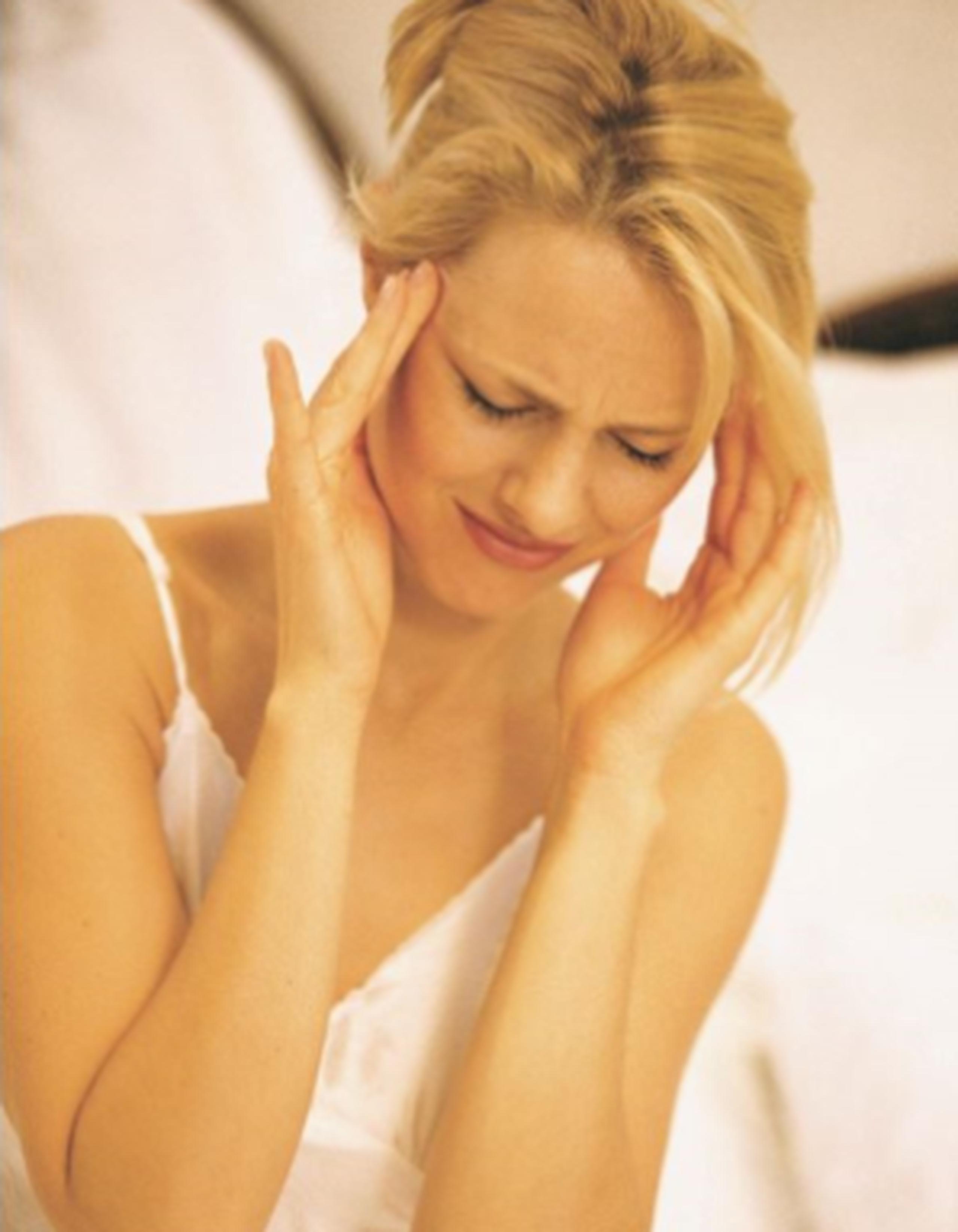 Los dolores de cabezas consistentes pueden ser uno de los síntomas. (Archivo)