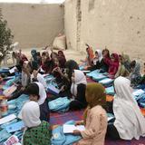 Talibanes miran a otro lado con la apertura de algunas escuelas femeninas 