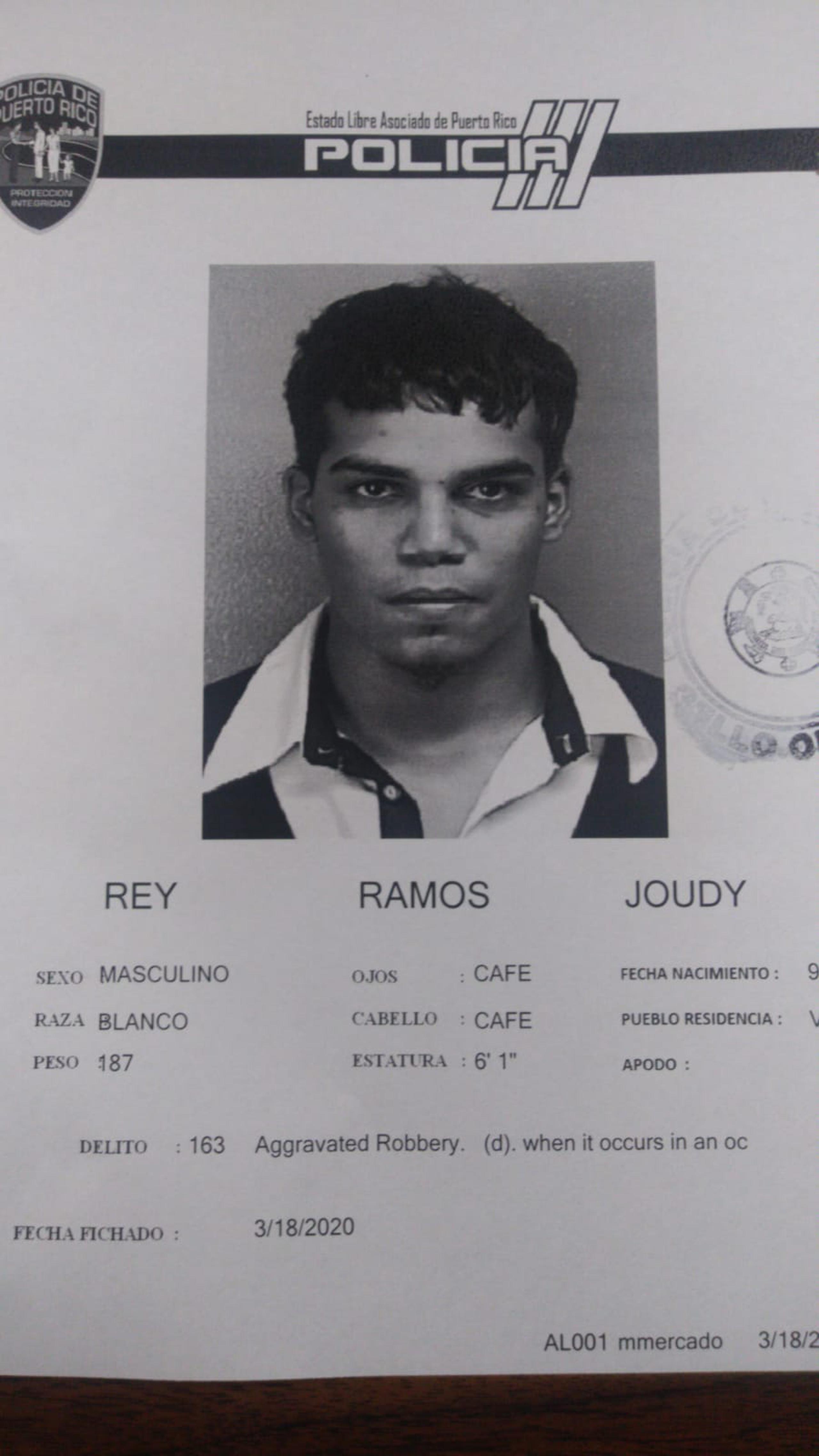 Cargos criminales por robo agravado y agresión fueron radicados contra Joudy Rey Ramos, por arrebatarle un paño con cadenas de oro en una joyería de Vega Alta.