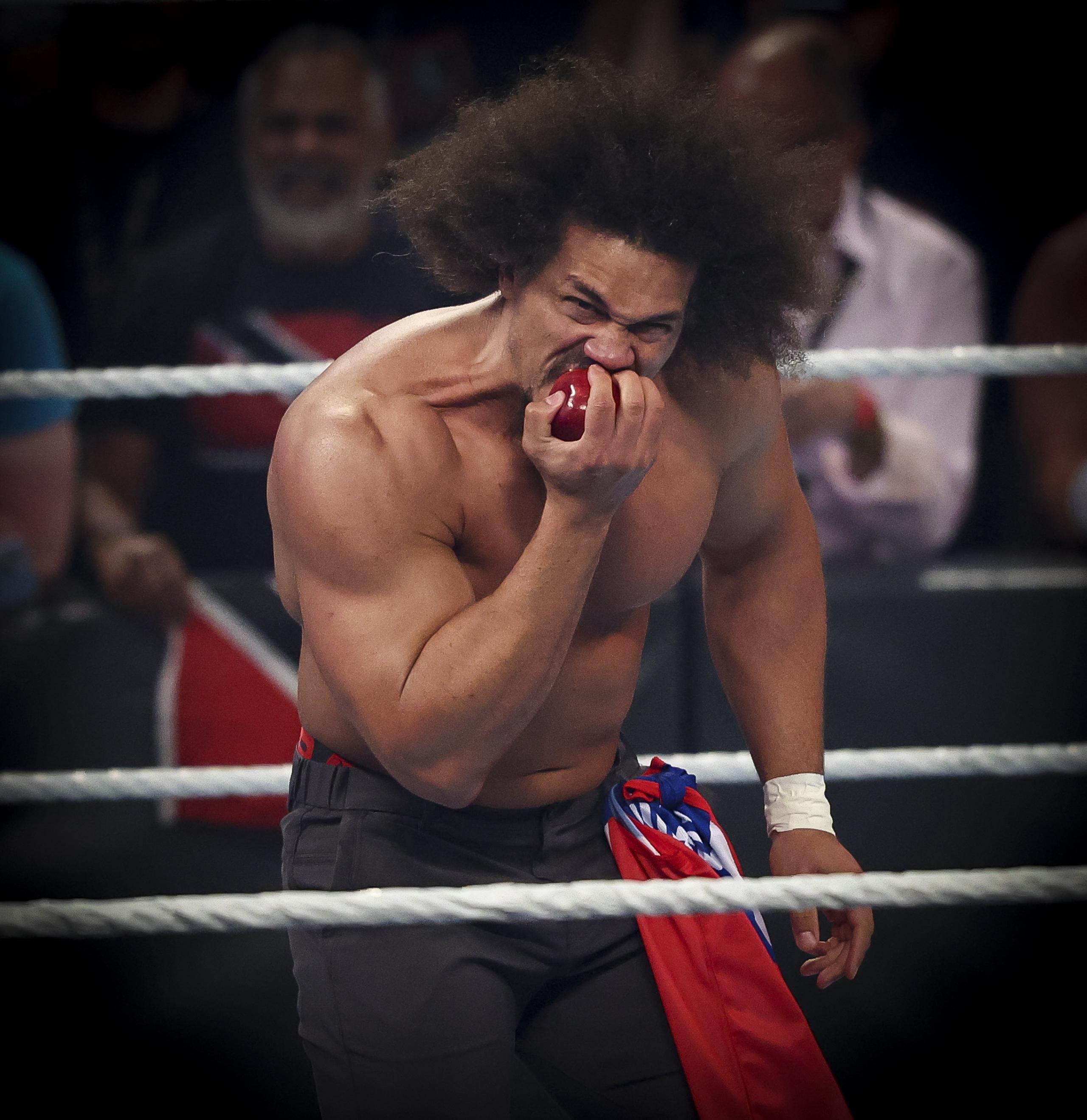 Carlito "Caribbean Cool" muerde su tradicional manzana durante el WWE Backlash.