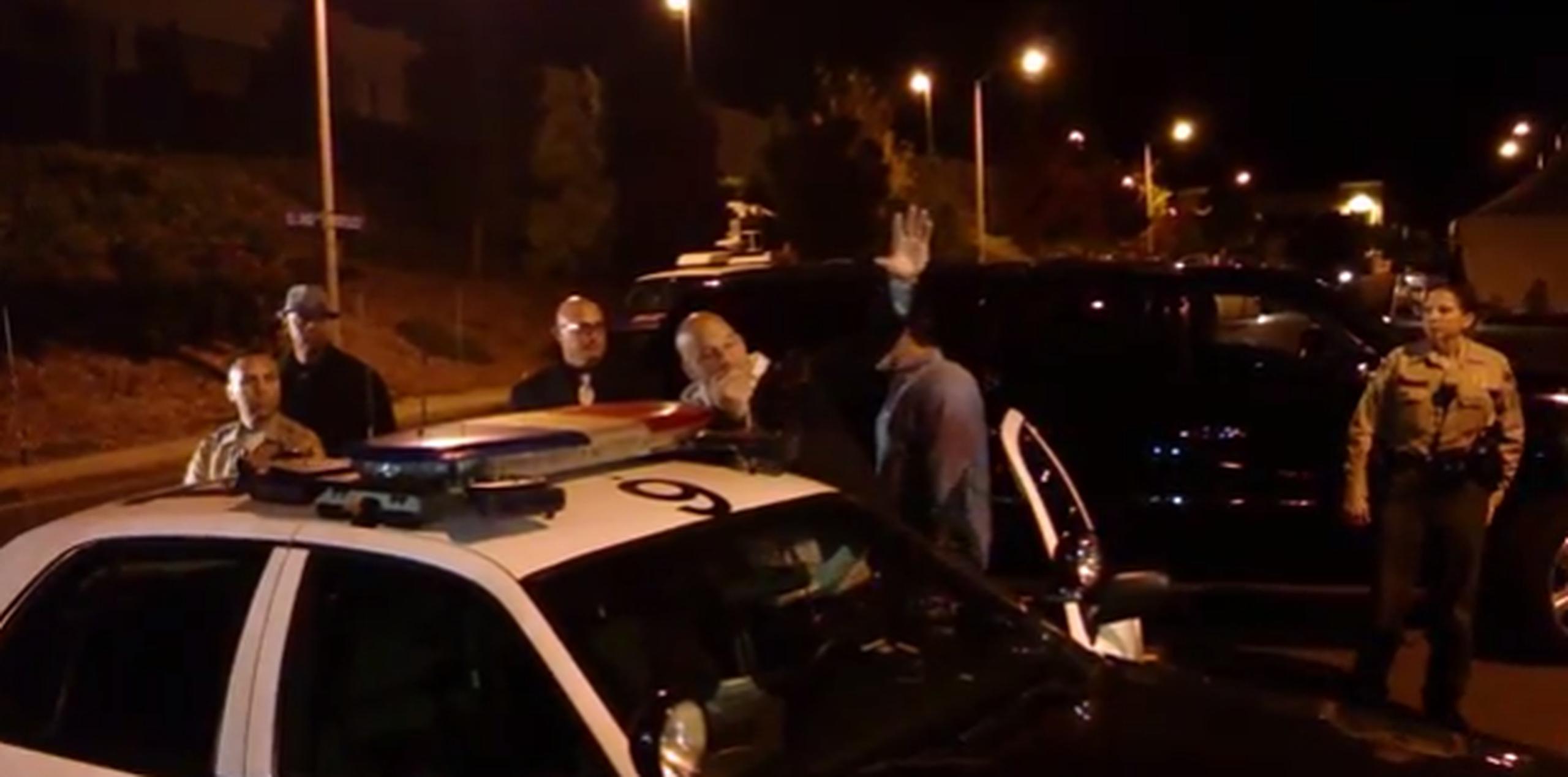 Diesel se dirigió a los fanáticos a través del altoparlante de una patrulla de la Policía. (Youtube)