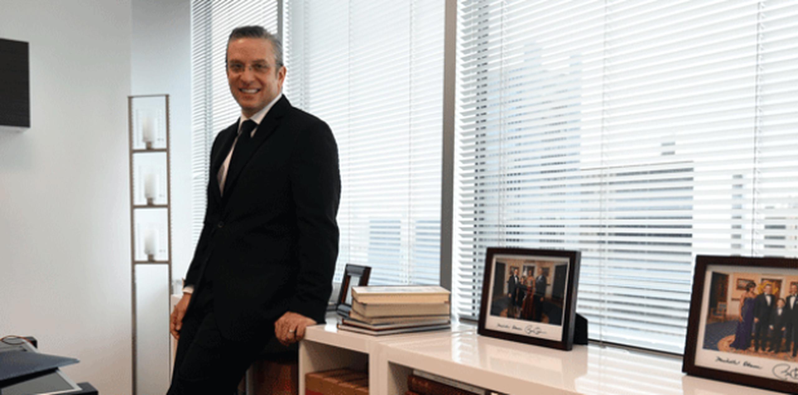 Alejandro García Padilla añora trabajar la tierra - Primera Hora