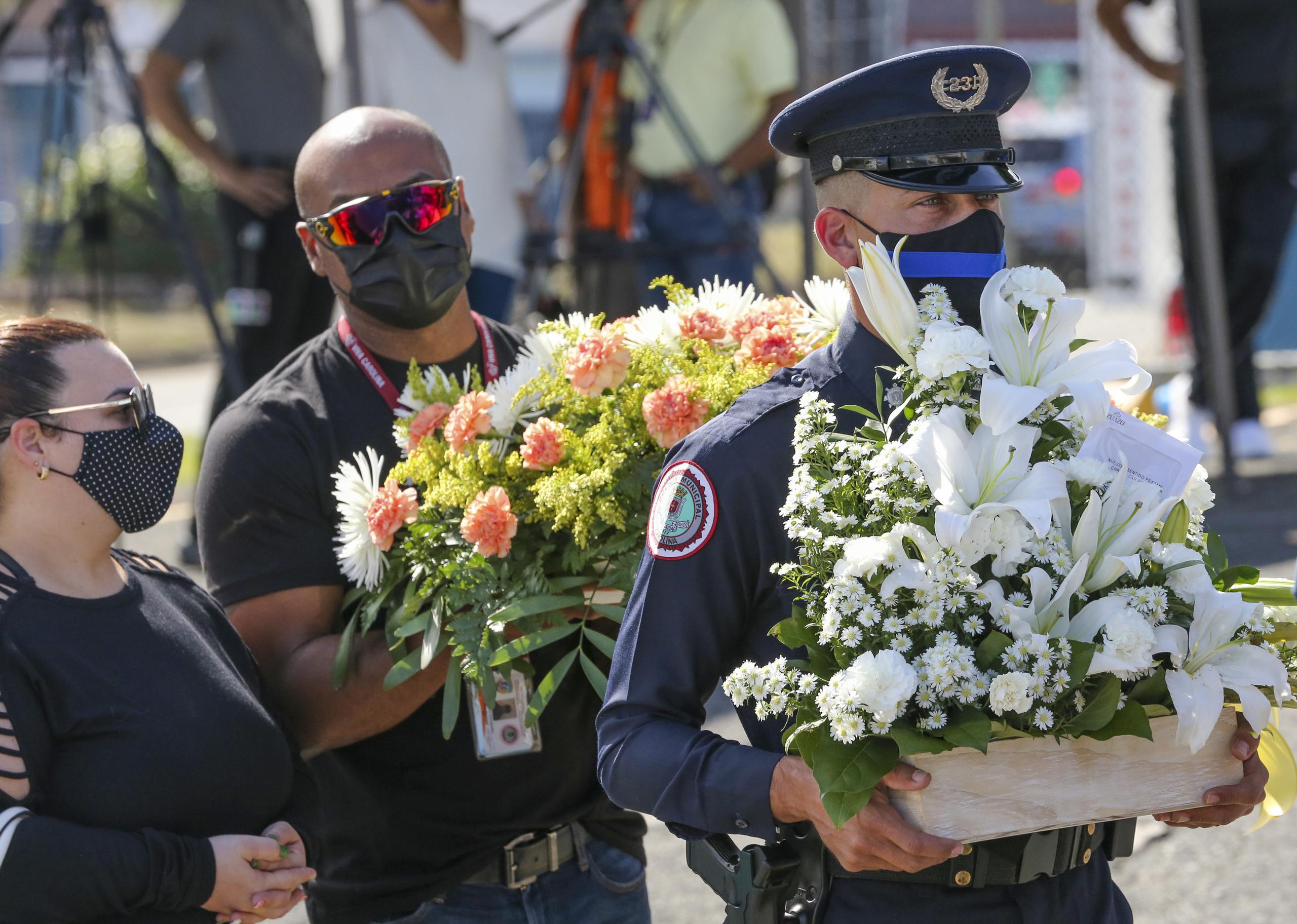 Compañeros de los policías municipales Eliezer Hernández Cartagena y Luis Salamán Conde llegaron a la funeraria González Lago de Carolina para mostrar sus respetos a los familiares.