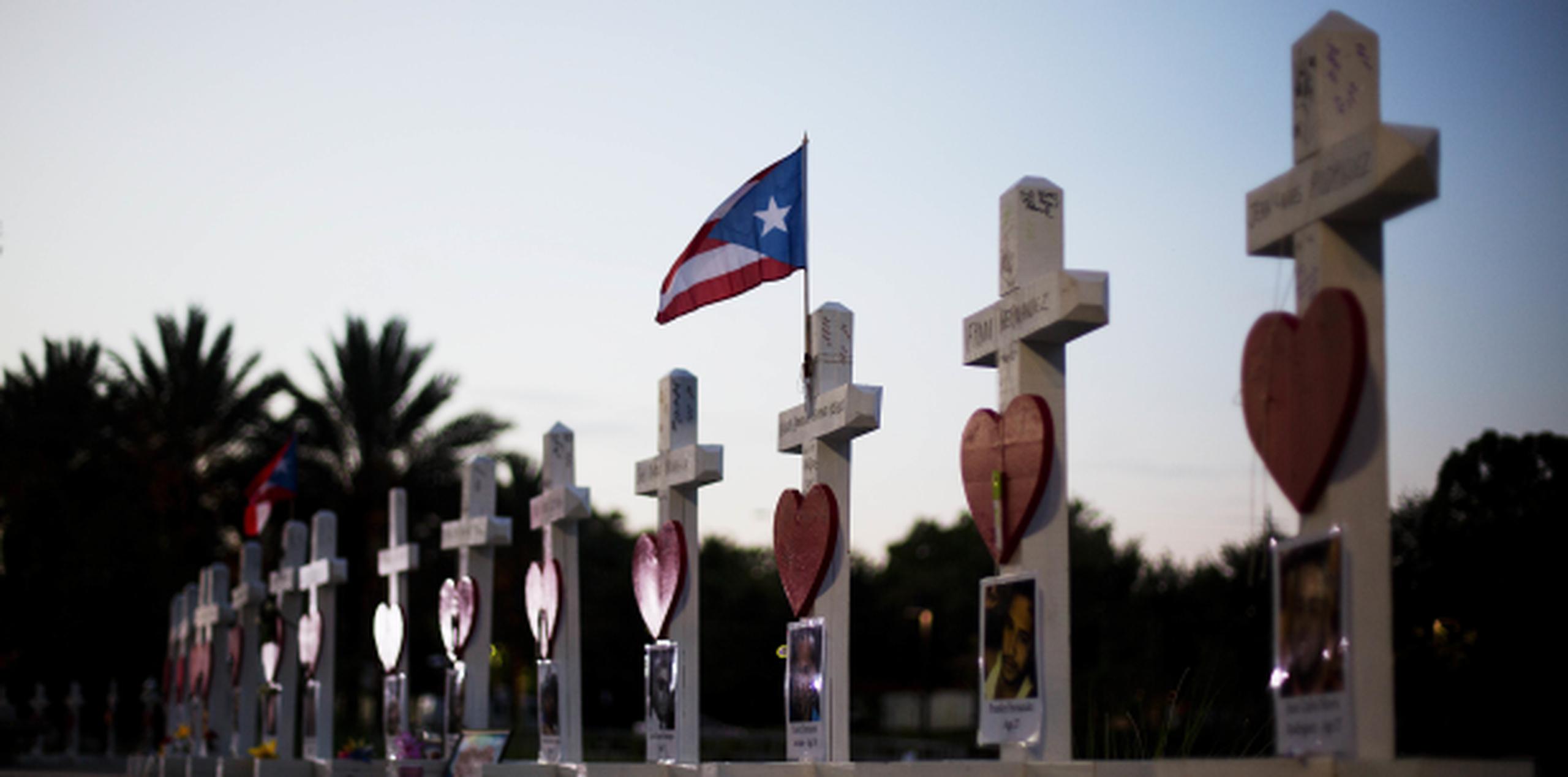 Varias cruces fueron colocadas en Orlando en honor a las víctimas. (AP / David Goldman)
