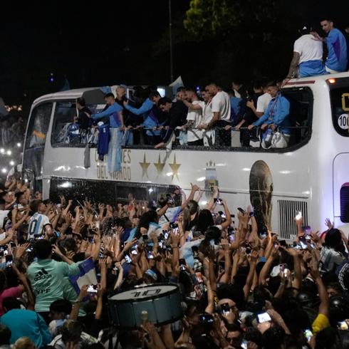 Tsunami de argentinos celebra llegada de Messi y lo que pasó después